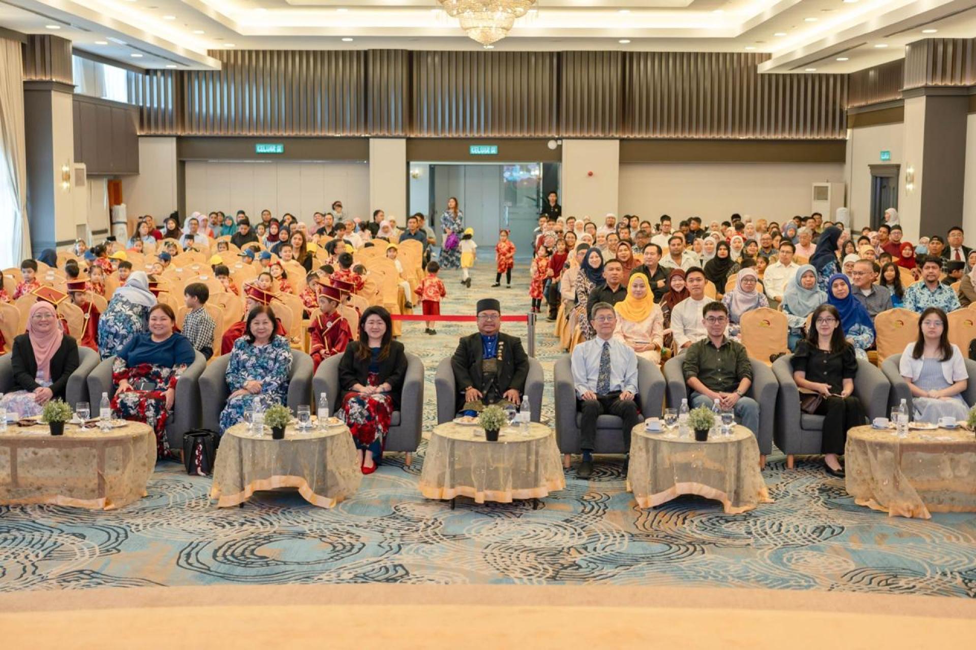 毕业典礼现场，前排左起为董事Hasilin博士、监学郑世娟、校长吴玉莲、董事长吕诗韵、主宾阿都阿兹、顾问沈仁祥、董事林工嵎、董事财政吕诗媚