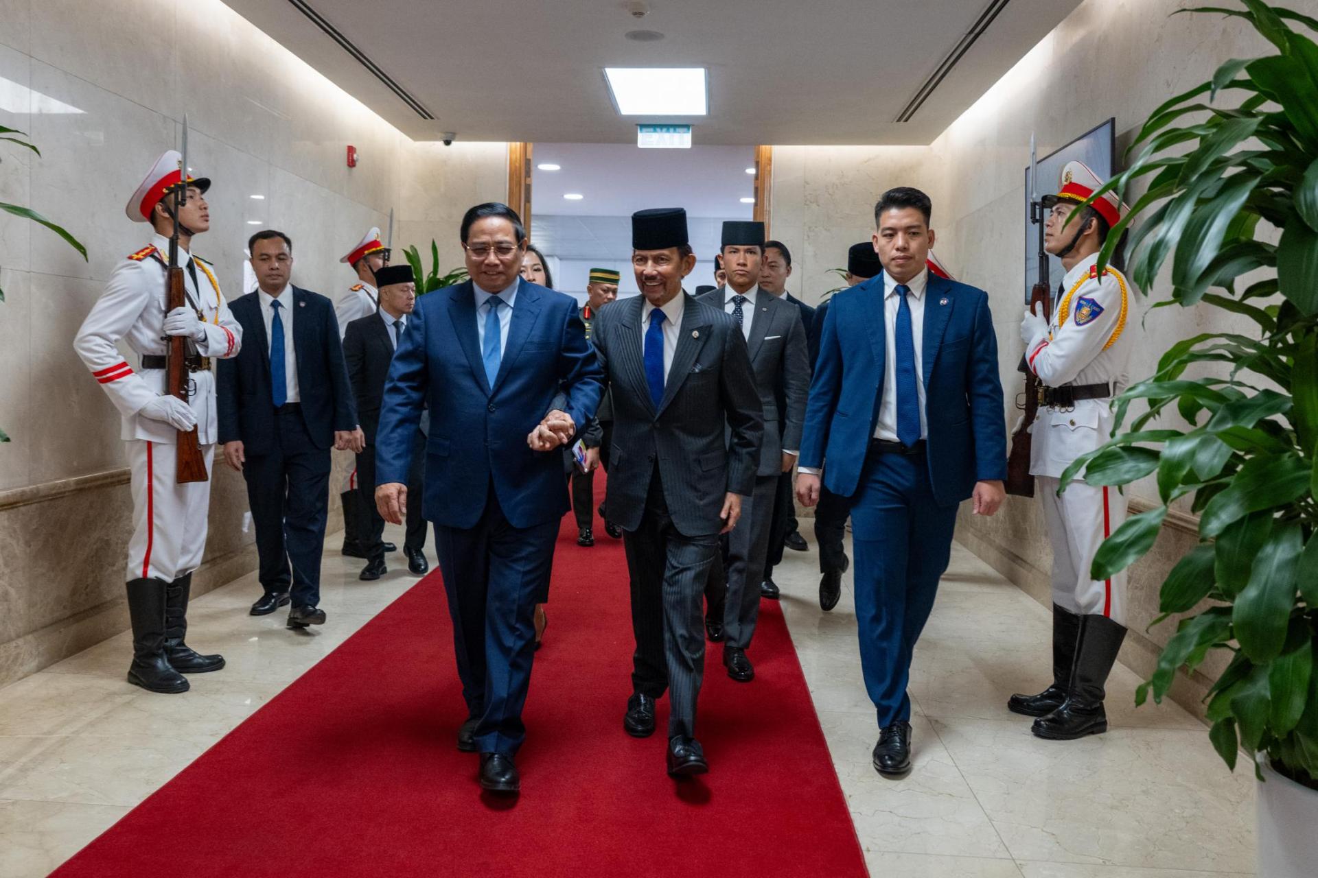 苏丹与范明正步入会场