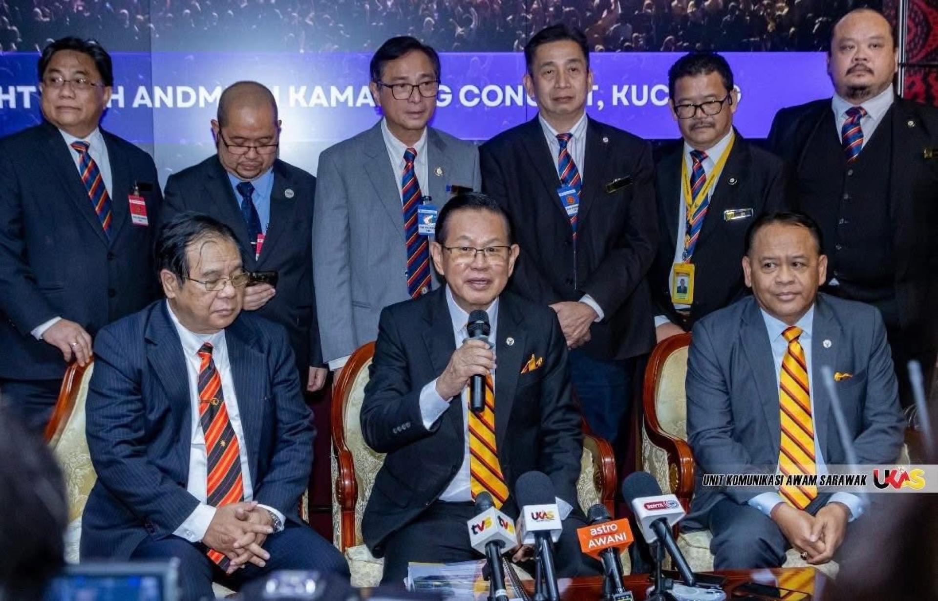 拿督斯里李景胜（中）在发布会上发言。