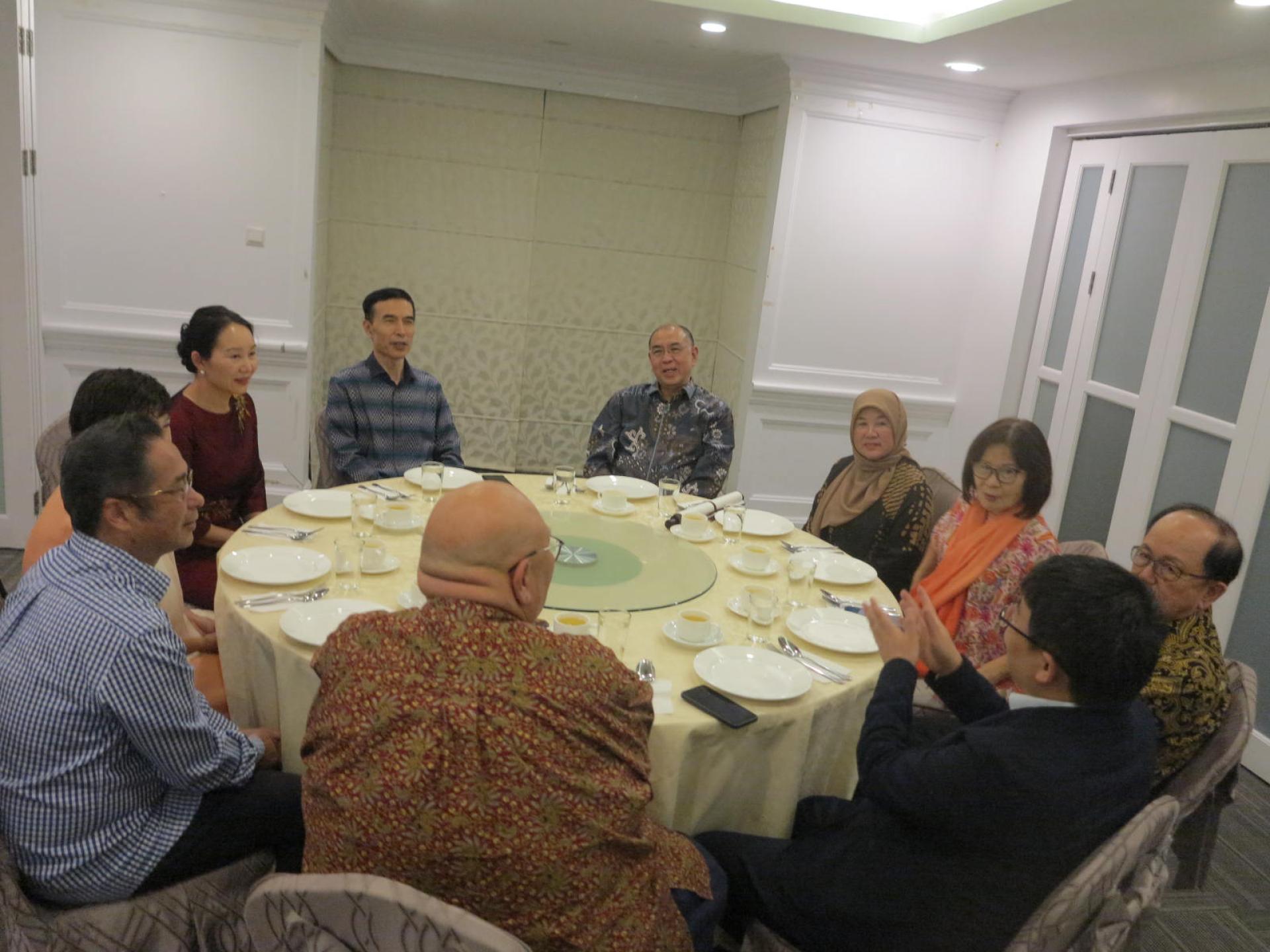 肖建国大使、陈家福等人在主宾座合影