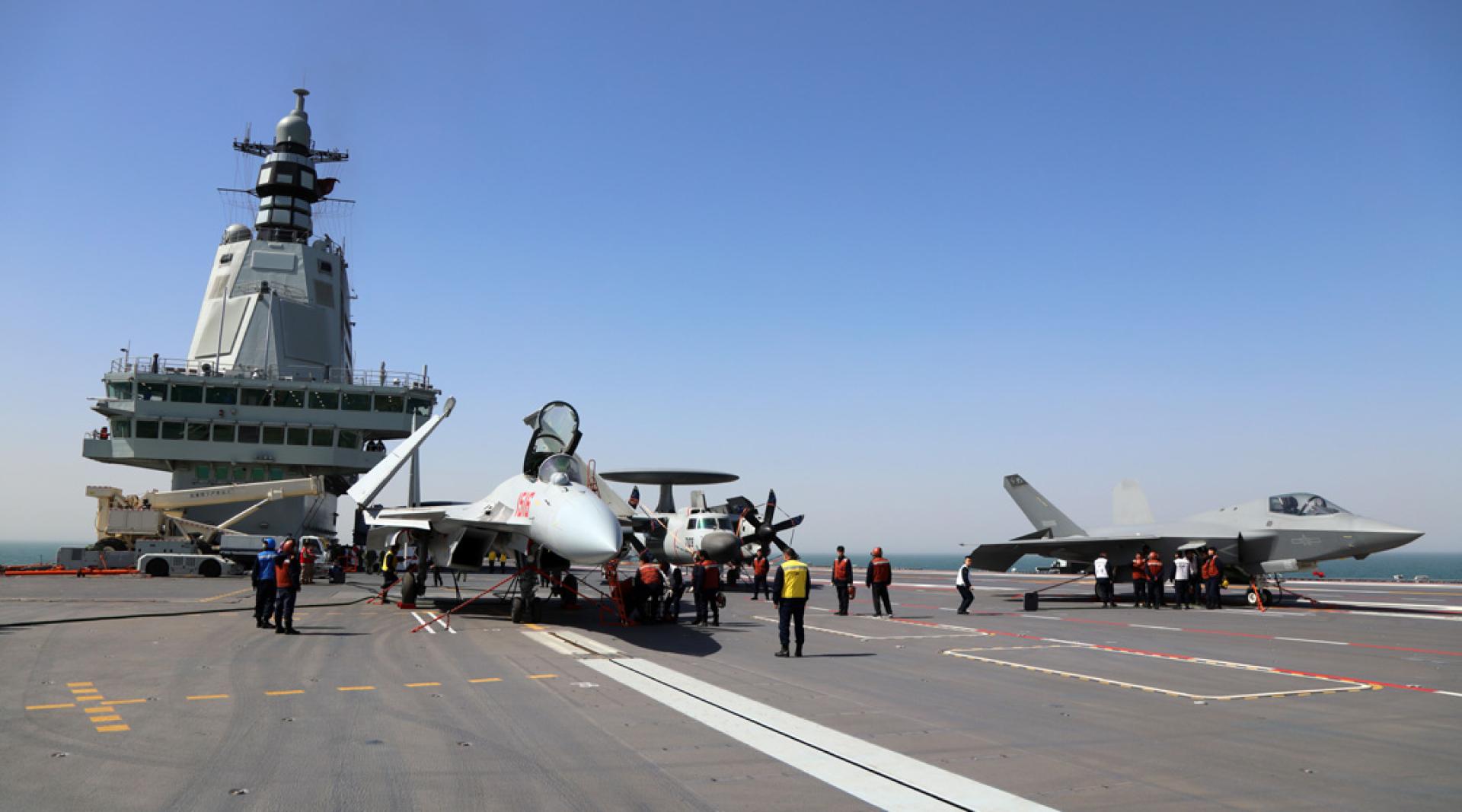 文章说，日本军国主义犯下的历史罪责尚未得到彻底清算。图为中国解放军歼-15T、歼-35和空警-600三型舰载机列阵福建舰飞行甲板（新华社档案照）