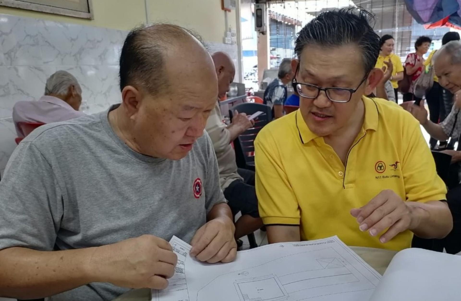 砂同心善堂主席黄国远与北市行政委员薛华东交流。