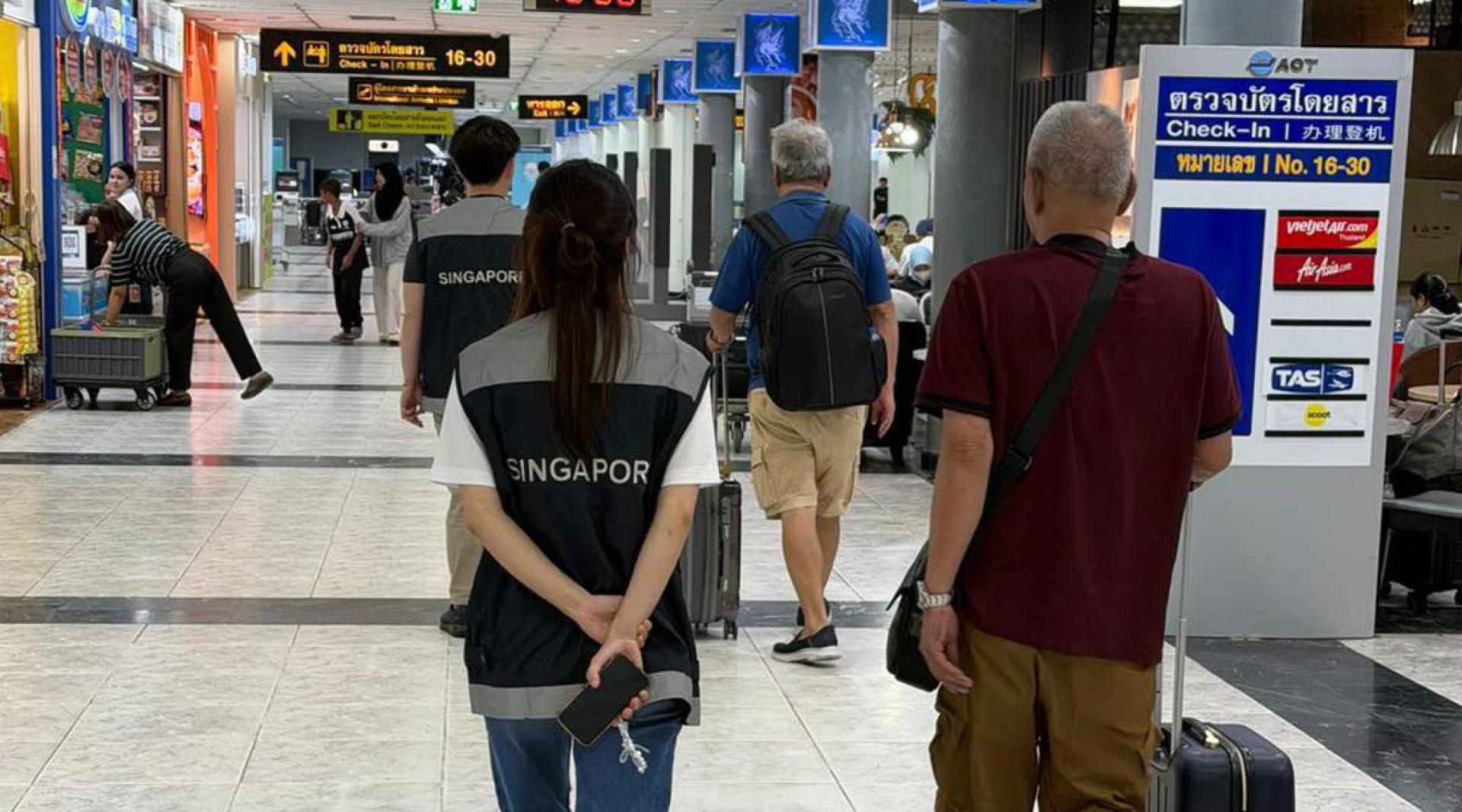 受困合艾的新加坡人返回国门。（图：脸书）