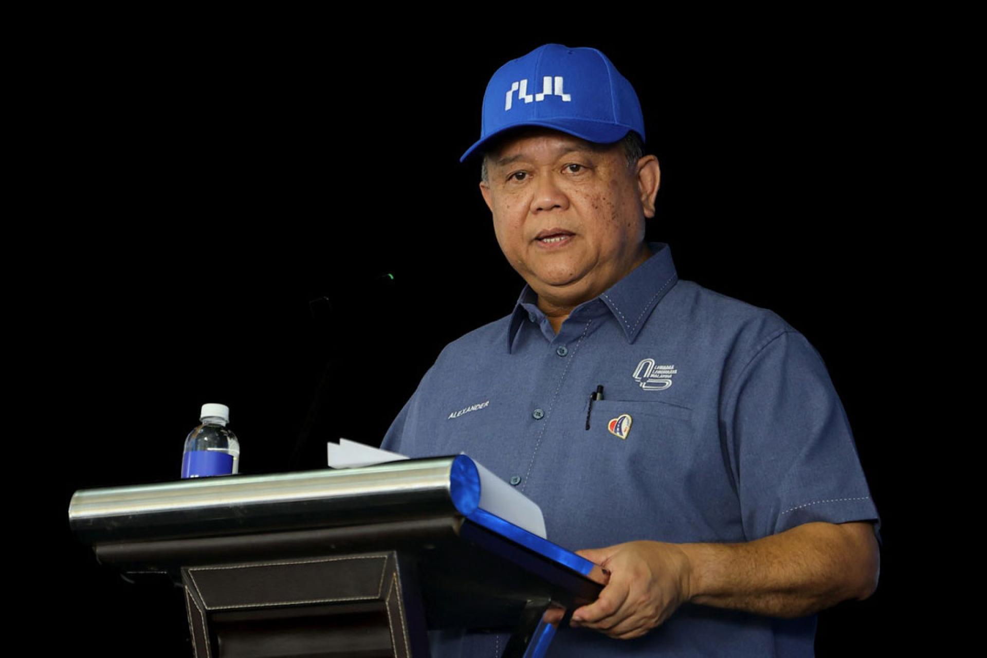 山苏阿兹里宣布，从12月3日起，工程部长阿历山大（图）将正式接掌企业发展及合作社部长一职。