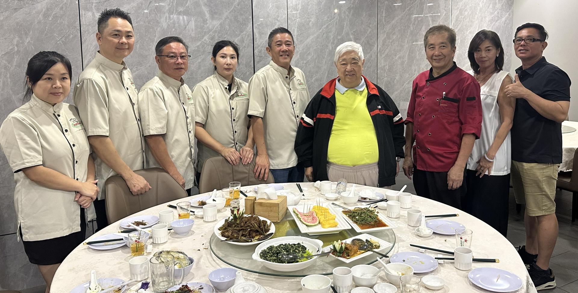 香港食神梁文淘米其林大师（左6）首次踏足美里旅游城，甫抵达便受到鱼虾蟹海鲜餐厅东主兼美里姑苏厨业好友会副主席何顺平（左5），以及多位理事等热情迎接。