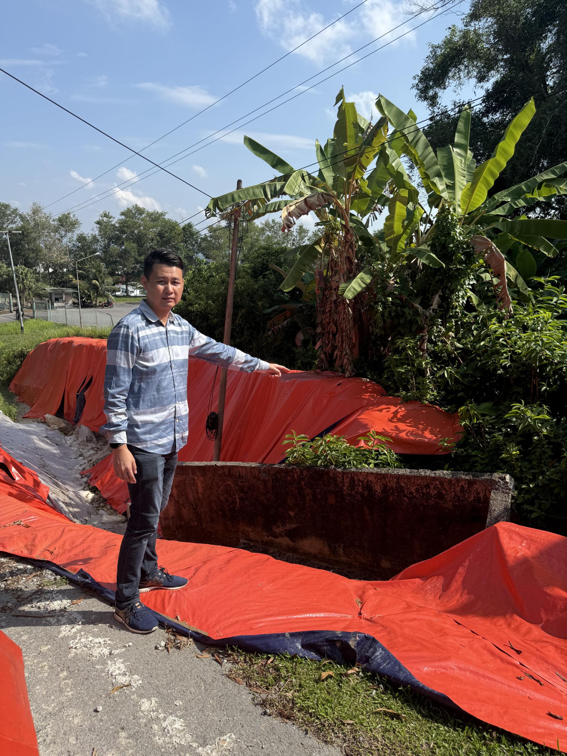 图是在今年8月林思健已经在接获投诉后到现场巡视，并呈交投诉和通过媒体施压当局尽快修复，但是过了5个月毫无施工，导致目前情况更加危险。