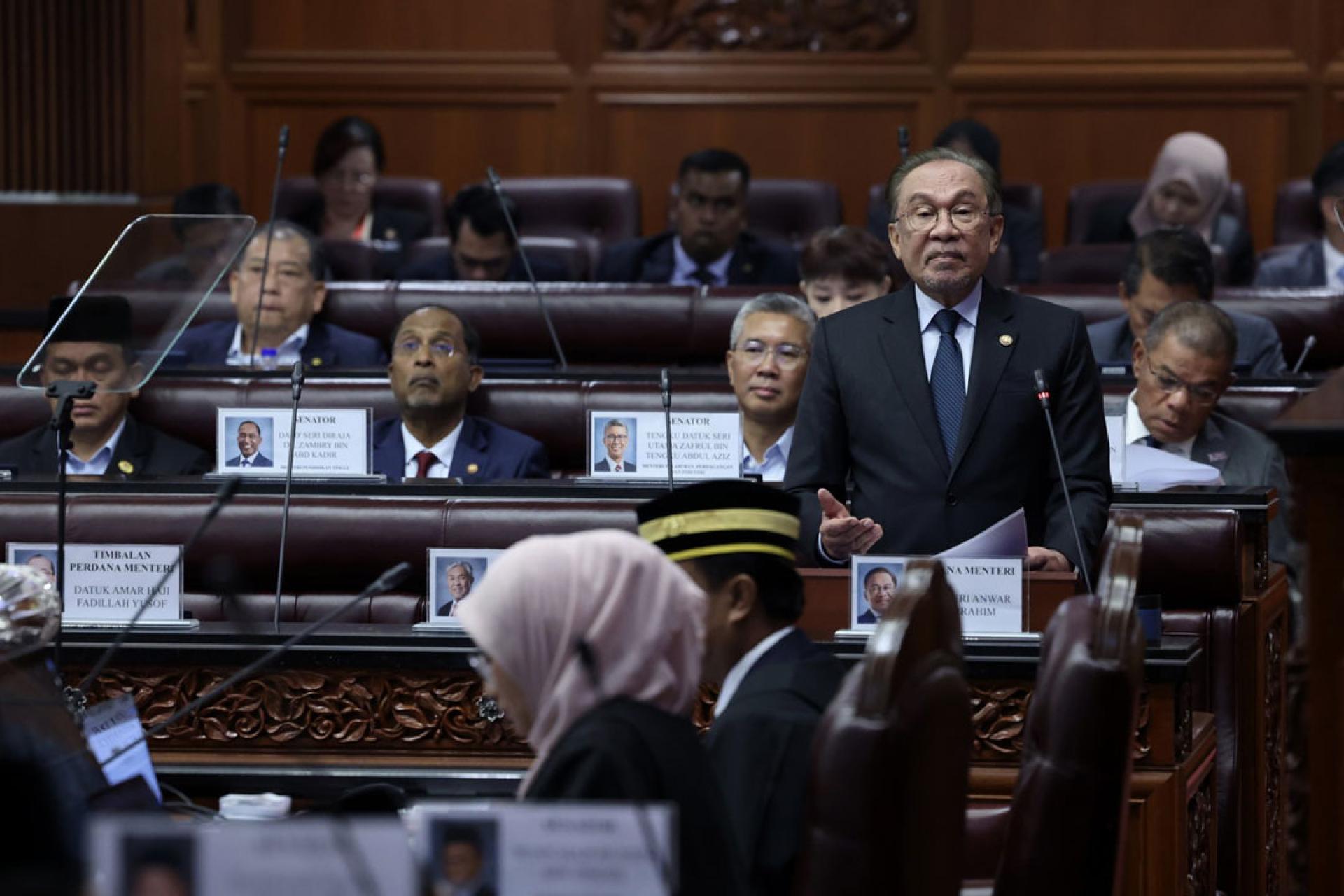 安华宣布拨款5亿令吉，修复多个州属早前遭受水灾破坏的基本设施。