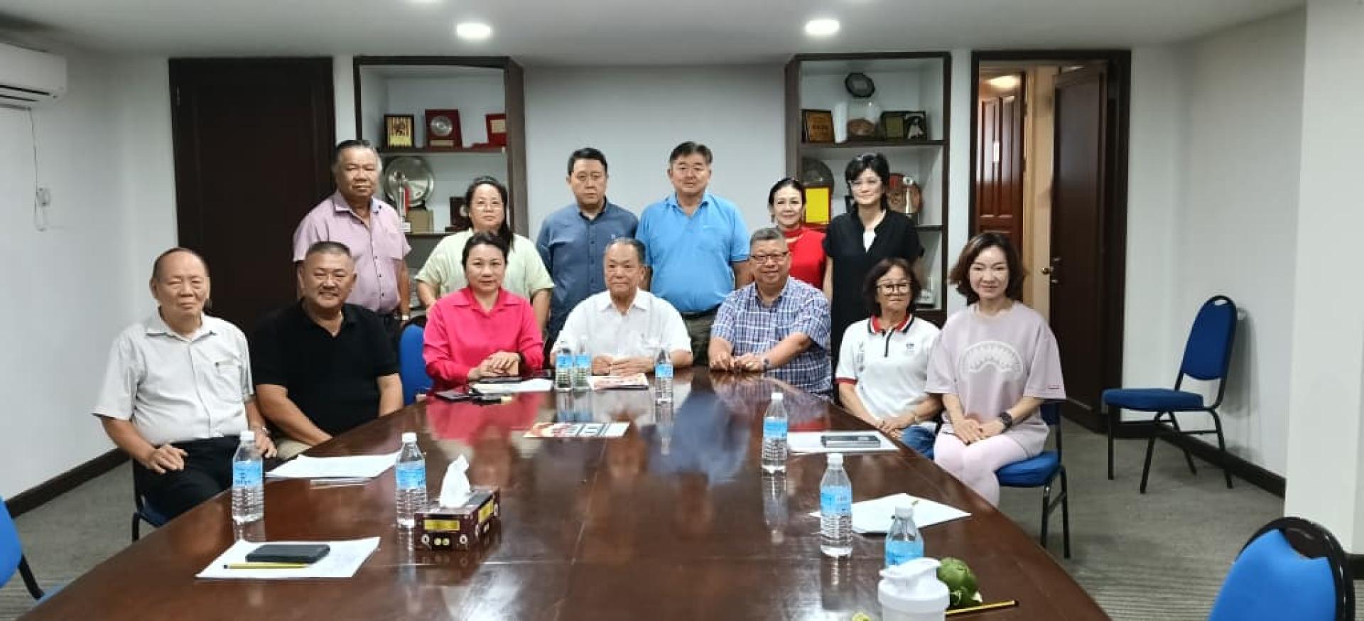 一行理事合影於筹备会议后，前排中为会长黄祯光、左三为筹备会主席 赵燕芳。