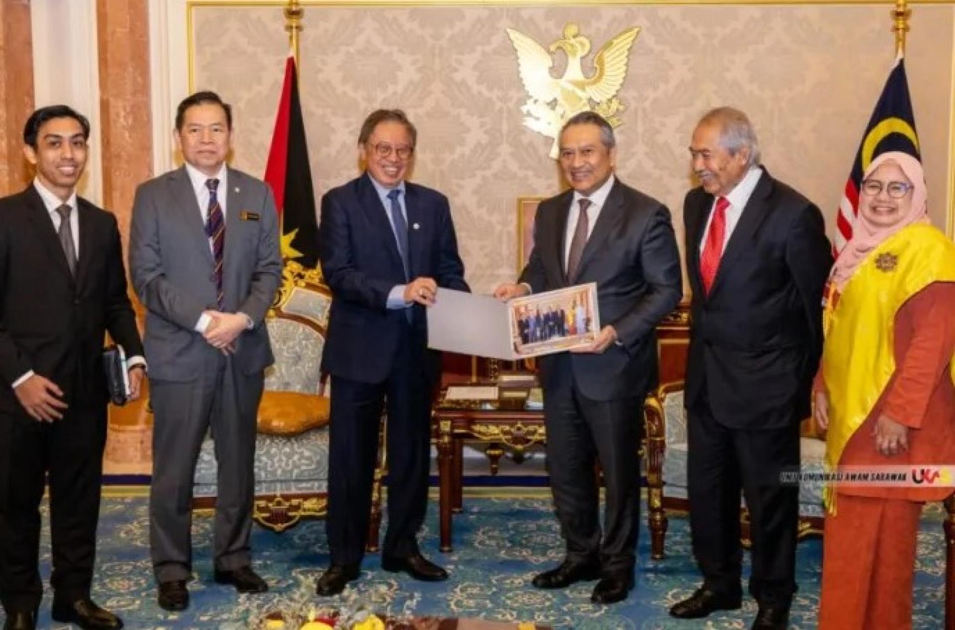 阿邦佐哈里（左起第三人）接收哈沙娜基金会代表团的礼节性拜访。