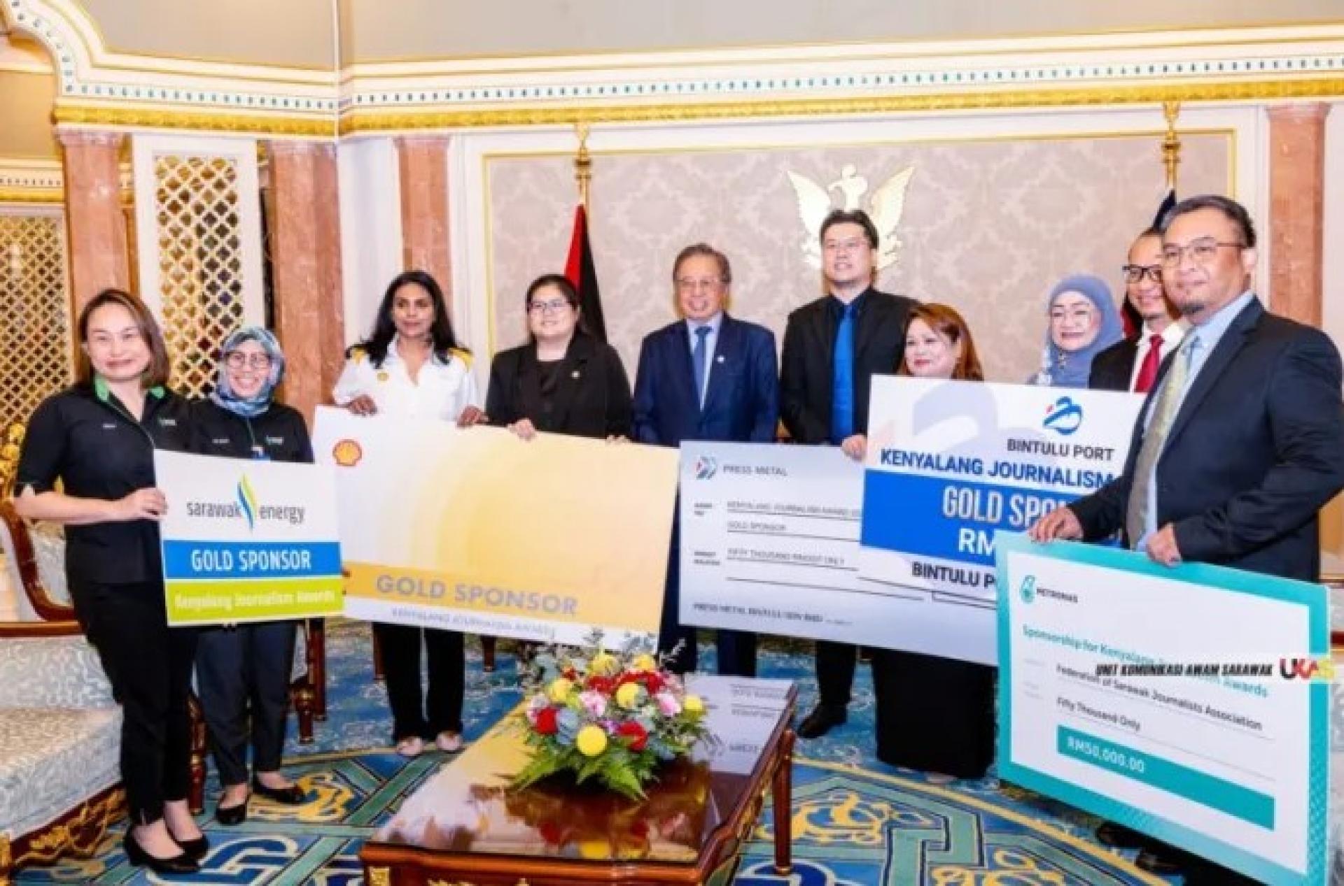 阿邦佐哈里（左5）与肯雅兰新闻奖2025代表团及赞助商于2025年12月2日在砂拉越州立法议会大厦合影。