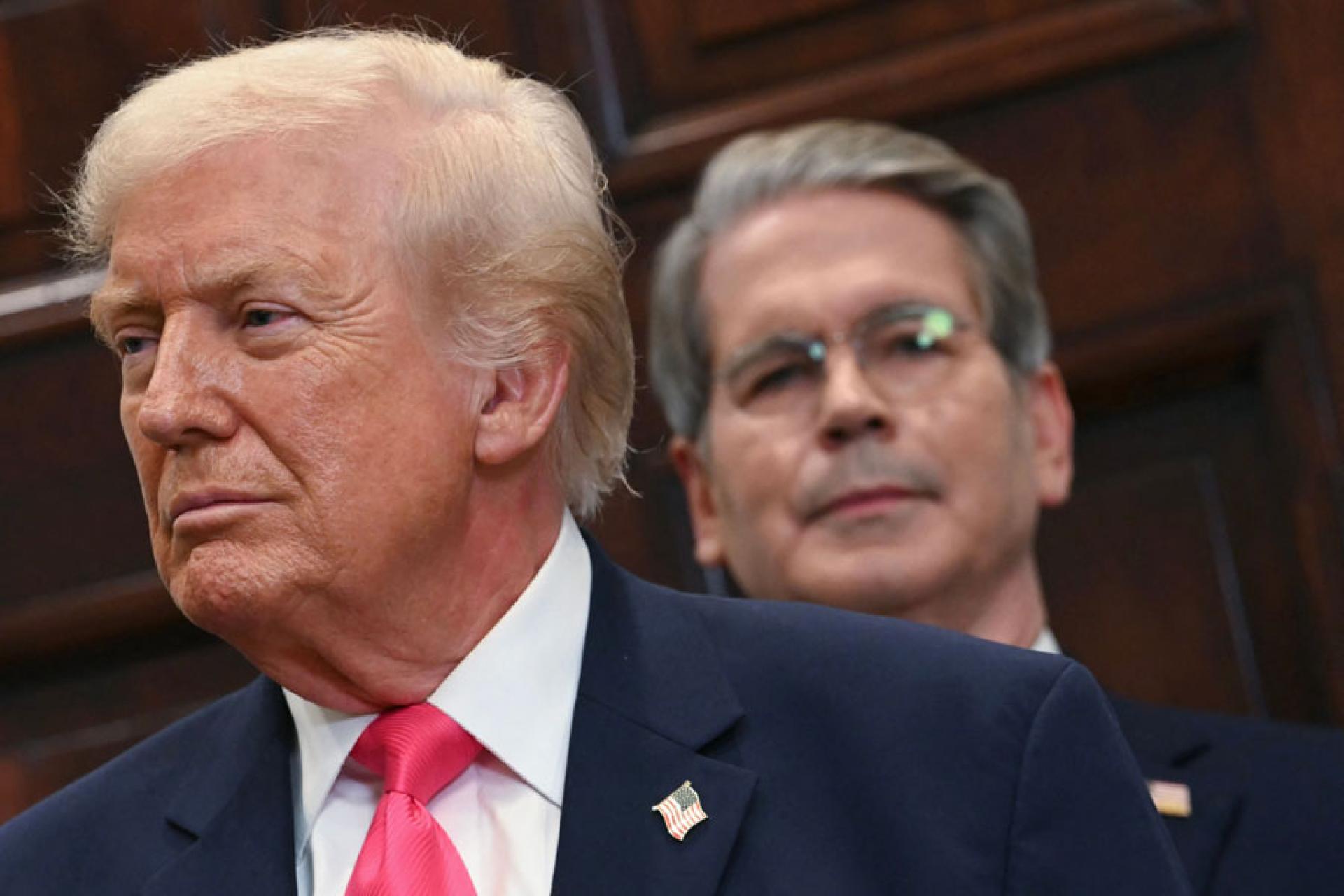 特朗普（左）2日在白宫出席活动。