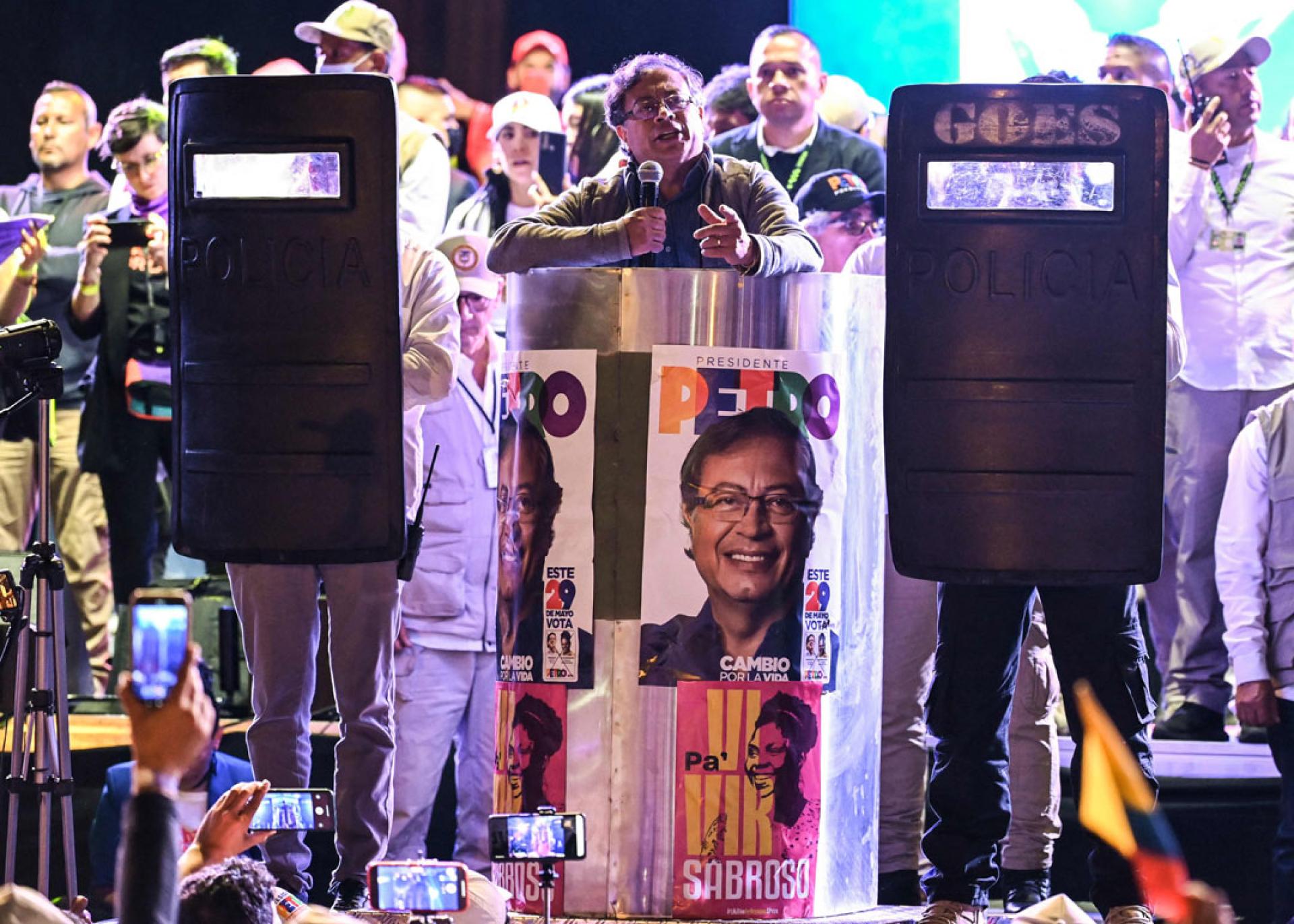 佩特罗（中）两度被特朗普称为“毒品头子”。