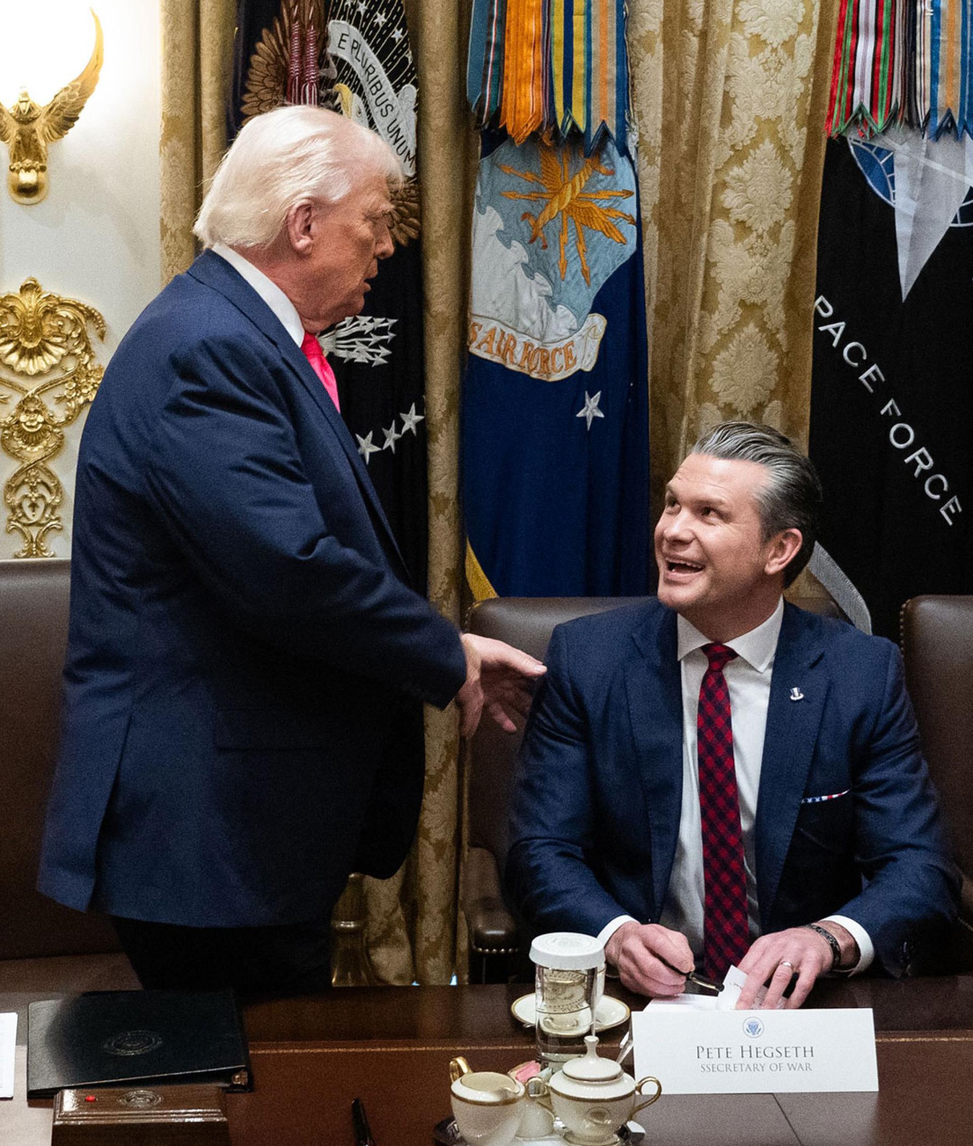 特朗普和赫格塞思在内阁会议结束后准备离开。