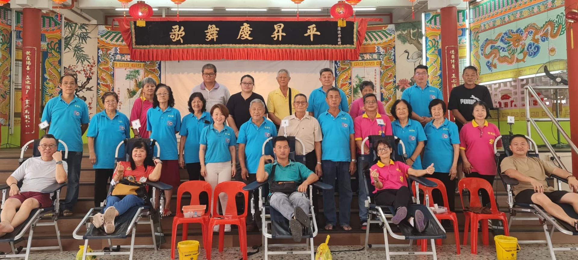 美里德教会紫星阁副阁长杨贤曾（站者前排左6）与出席的董事、青年团及妇女组成员，在捐血活动上与捐血者合影。