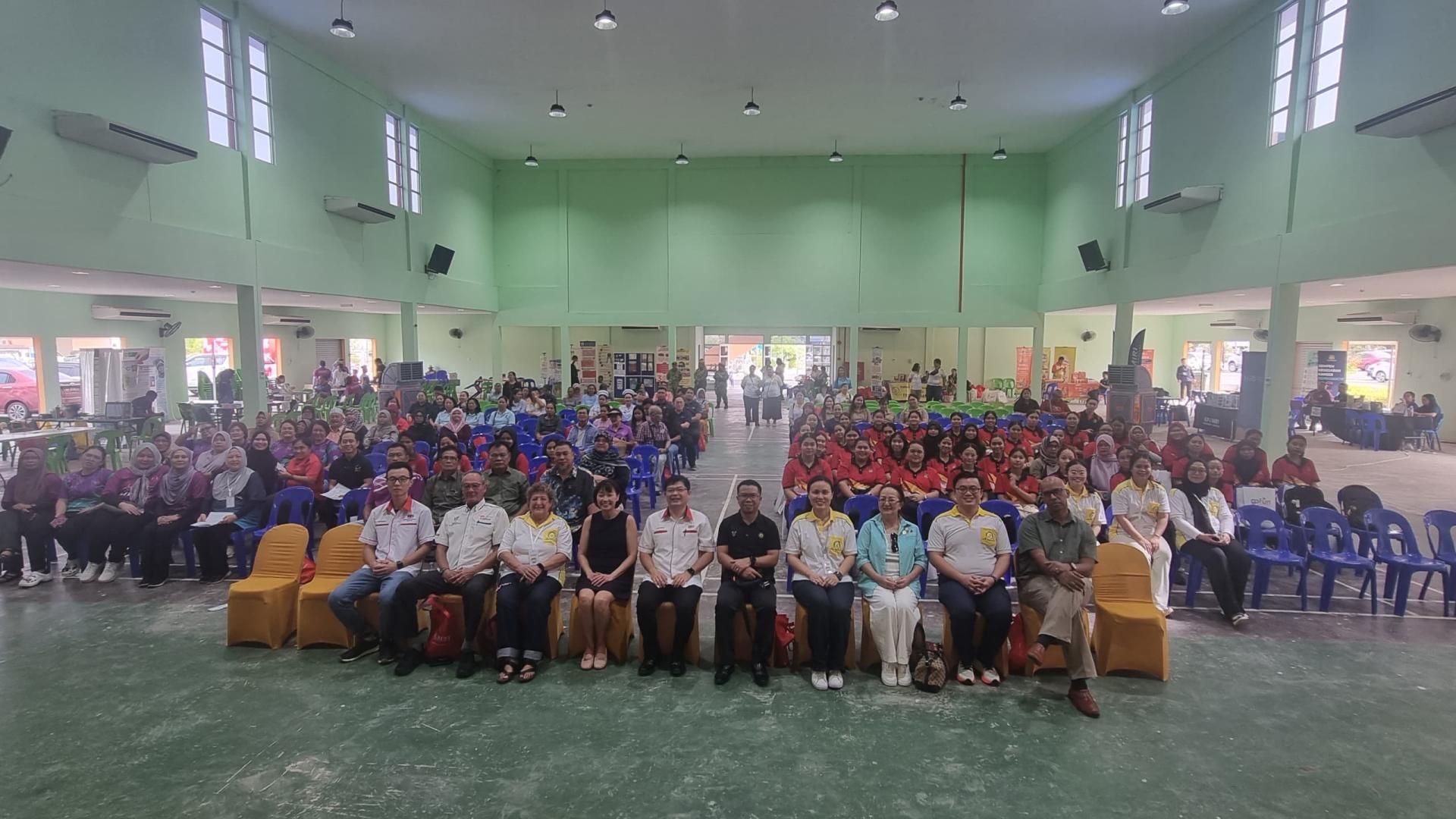 《癌症醒觉运动》嘉宾们与全体出席者合影。