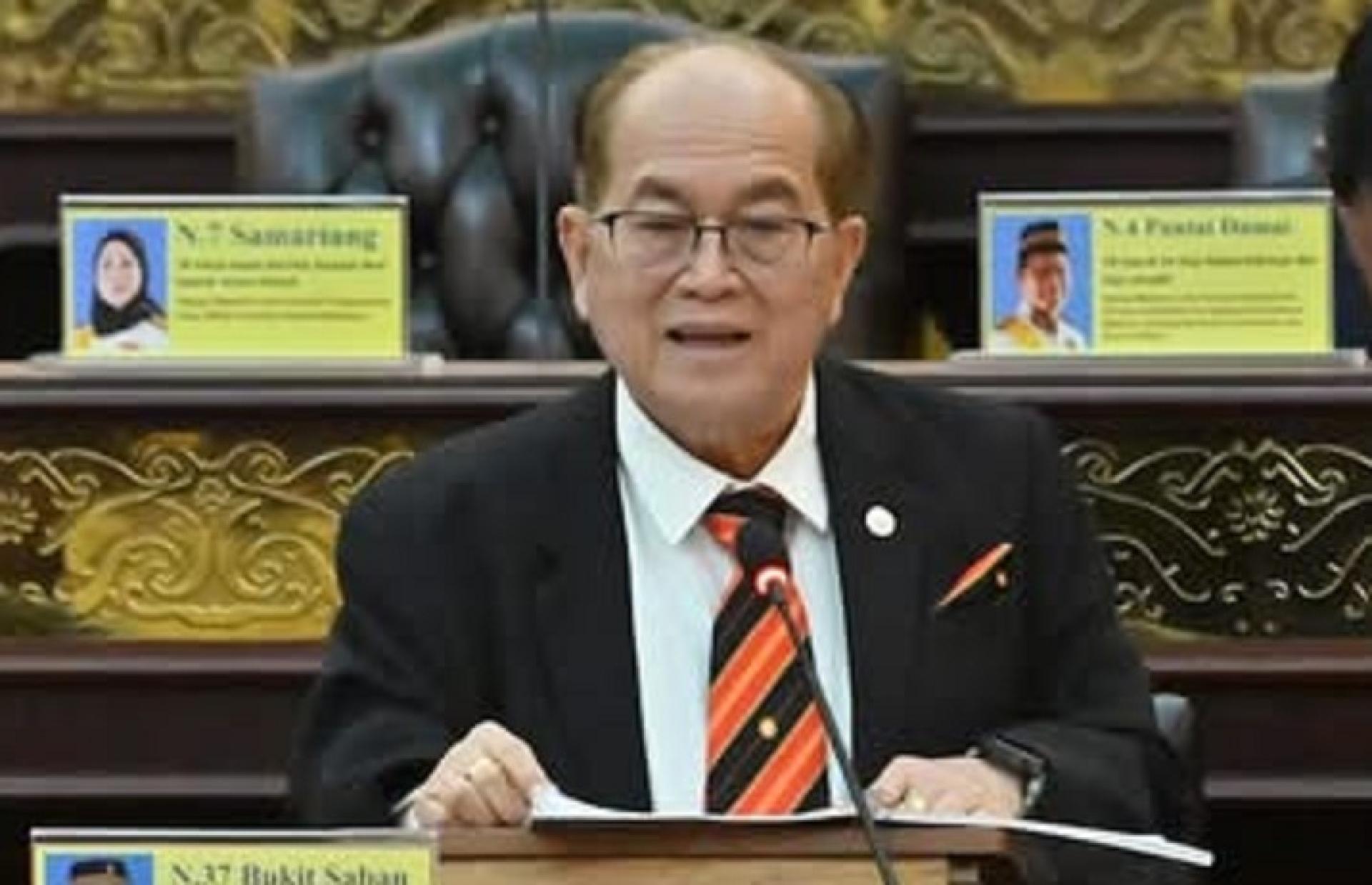 拿督阿玛道格拉斯在议会进行部门总结时发言。