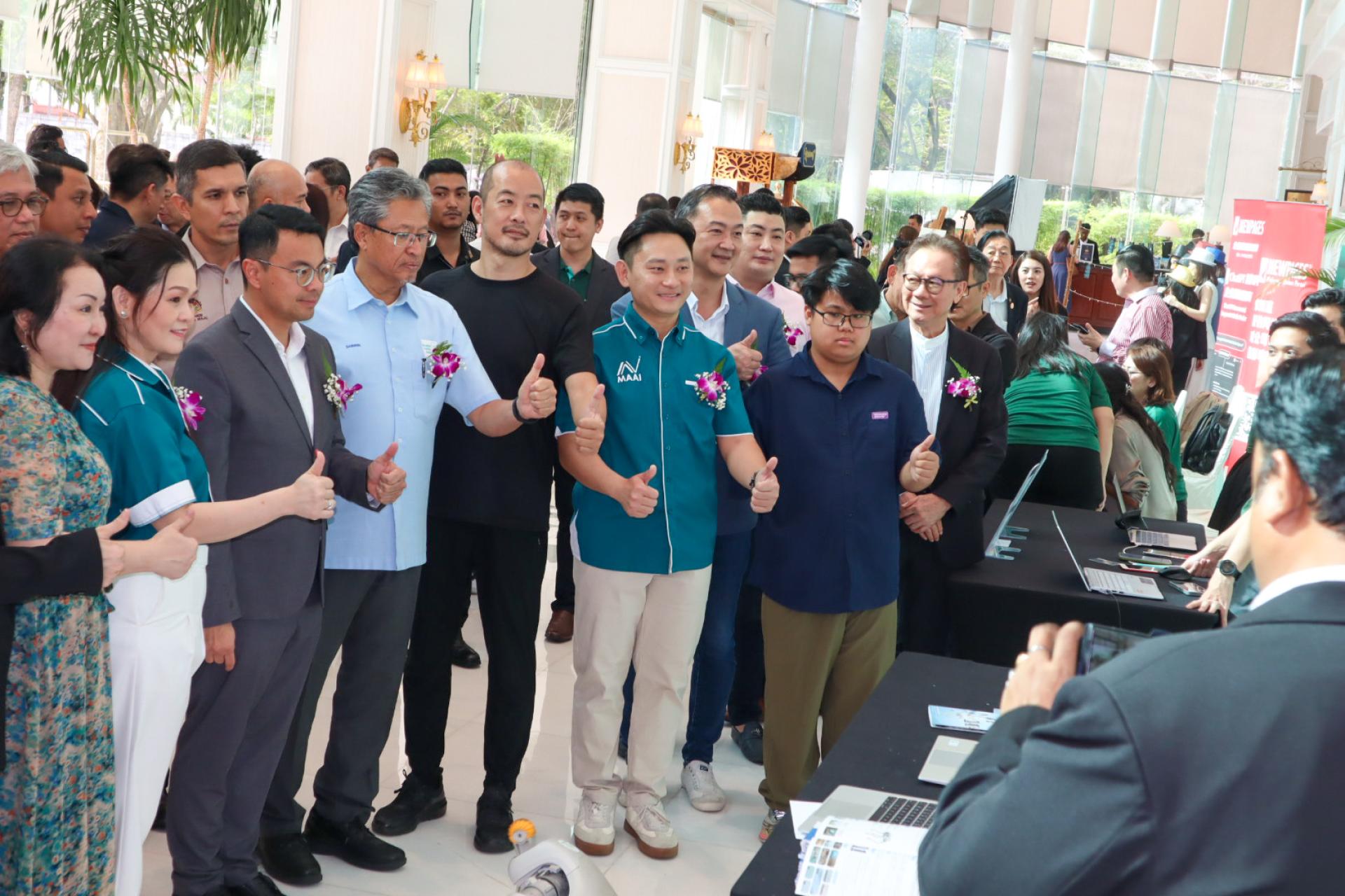 雪兰莪州八打灵再也区国会议员李健聪与MAAI领导和来宾参观展会。右二起MAAI 永久名誉创会会长拿汀刘秋英、李健聪、Boustead Holdings Berhad 集团董事经理拿督阿末沙比林·阿沙博士；会长林进宝（左二）等人。