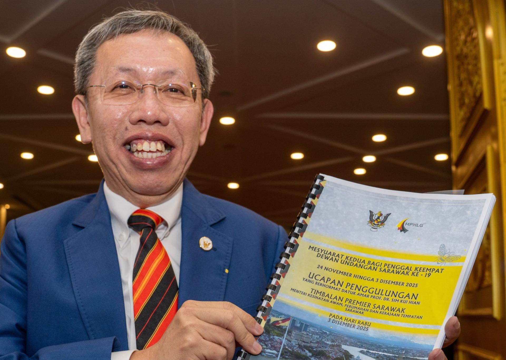 拿督阿玛沈桂贤展示其部门总结文件。