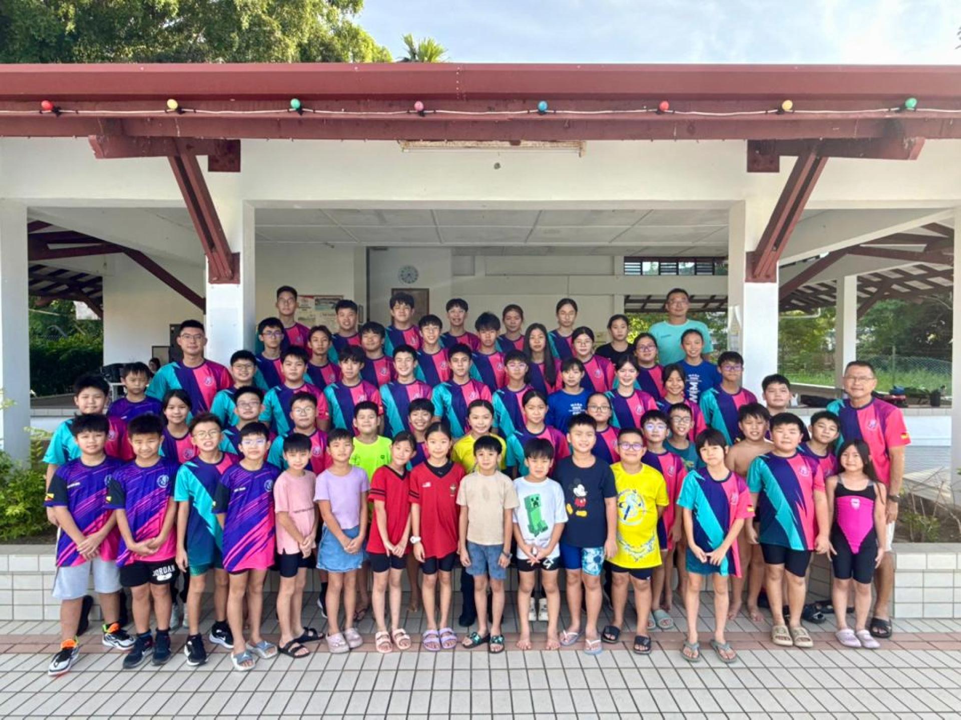 中国游泳教练李众（后排右）美里集训圆满结束，与Top Speed Aquatic教练团队及泳将们于美里珍卡纳俱乐部合影留念。前排右为教练钟易强，中排左为教练钟秉哲。