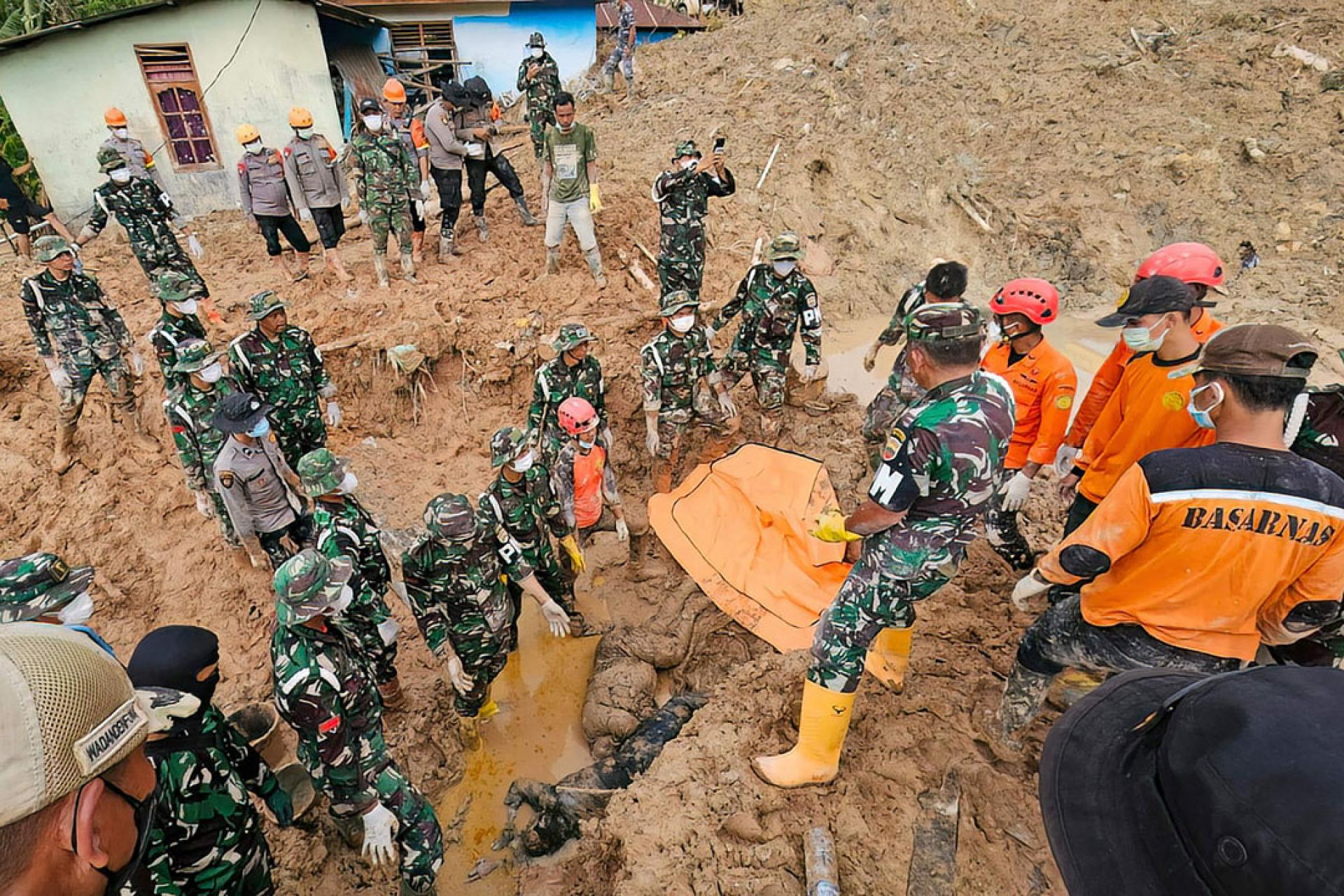 在北苏门答腊省，当局2日于灾区现场发现2具遗体。