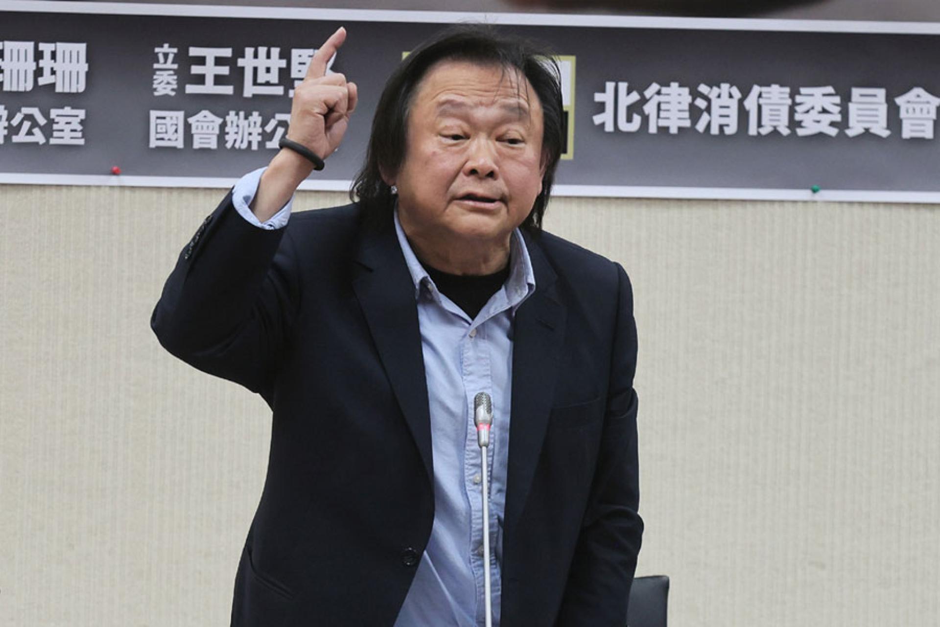 王世坚的金句被中国大陆音乐博主改编成歌曲后，迅速在两岸网络爆红。