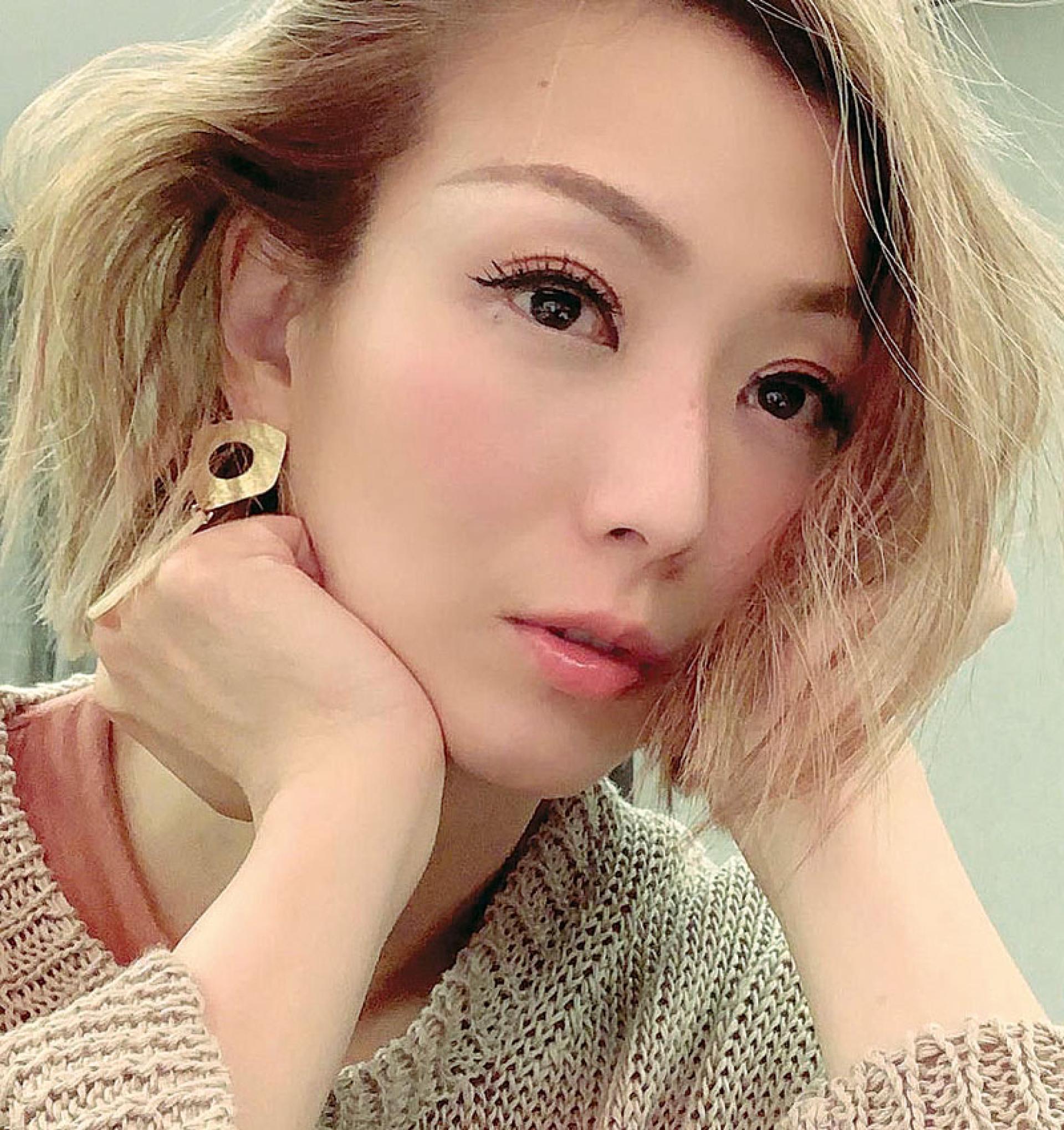 郑秀文趁拍戏空档冲到教堂参加祈祷会，泪喊：“愿时间帮忙疗伤”。