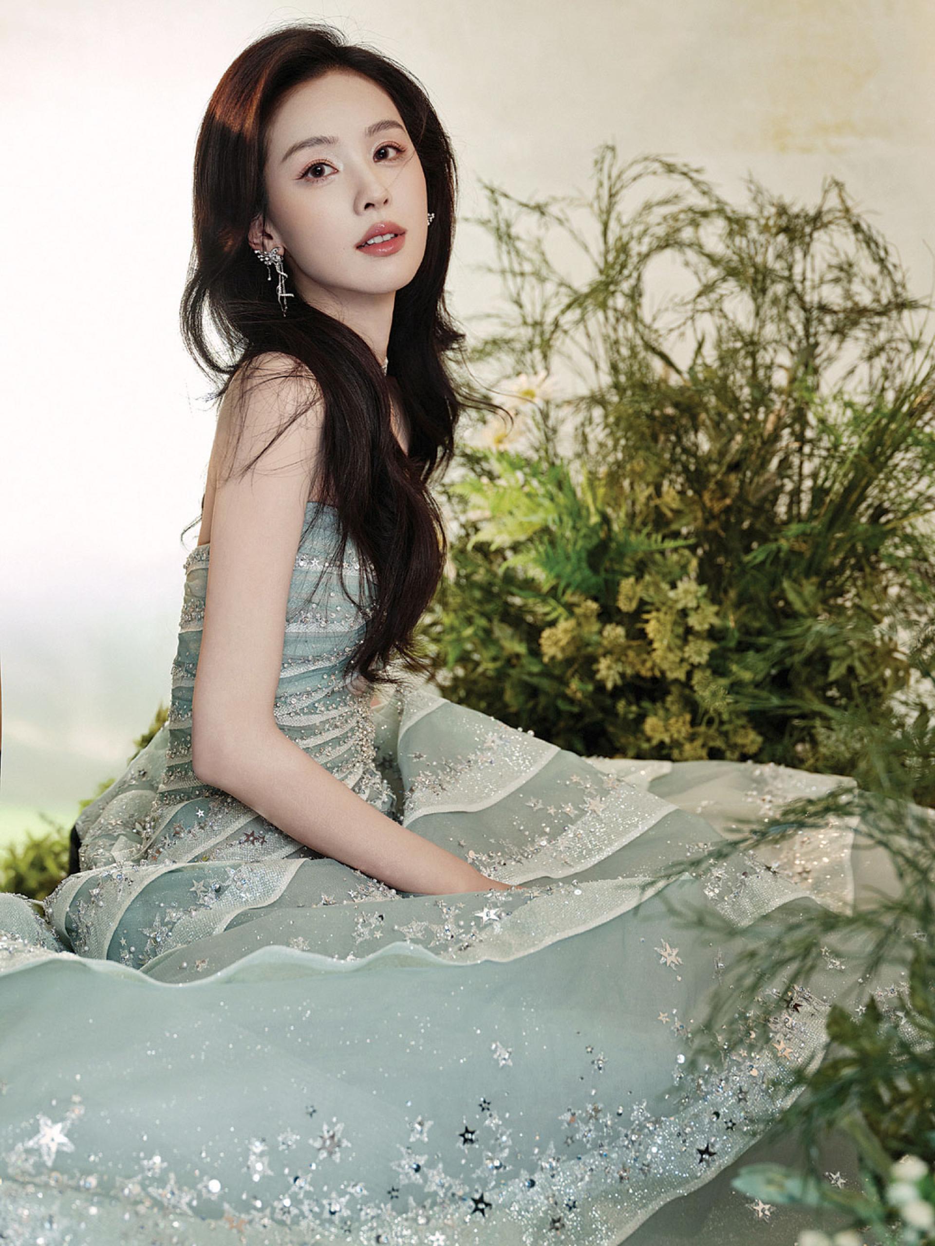 陈都灵行程满档，灵媒爆料不攻自破。