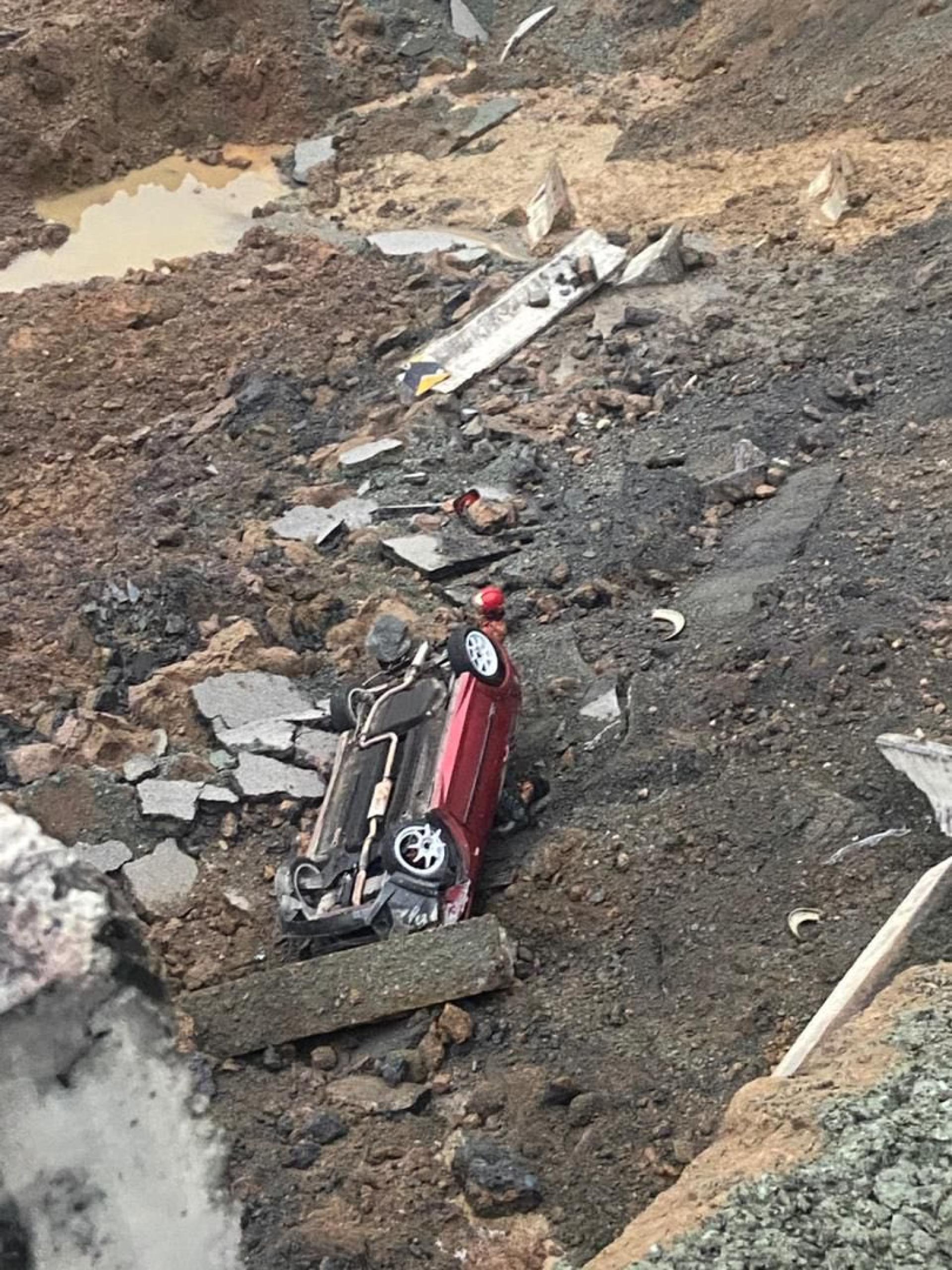 疑男子没注意前方道路土崩坍塌，直接开车坠入深谷。（mohd Lokman脸书）