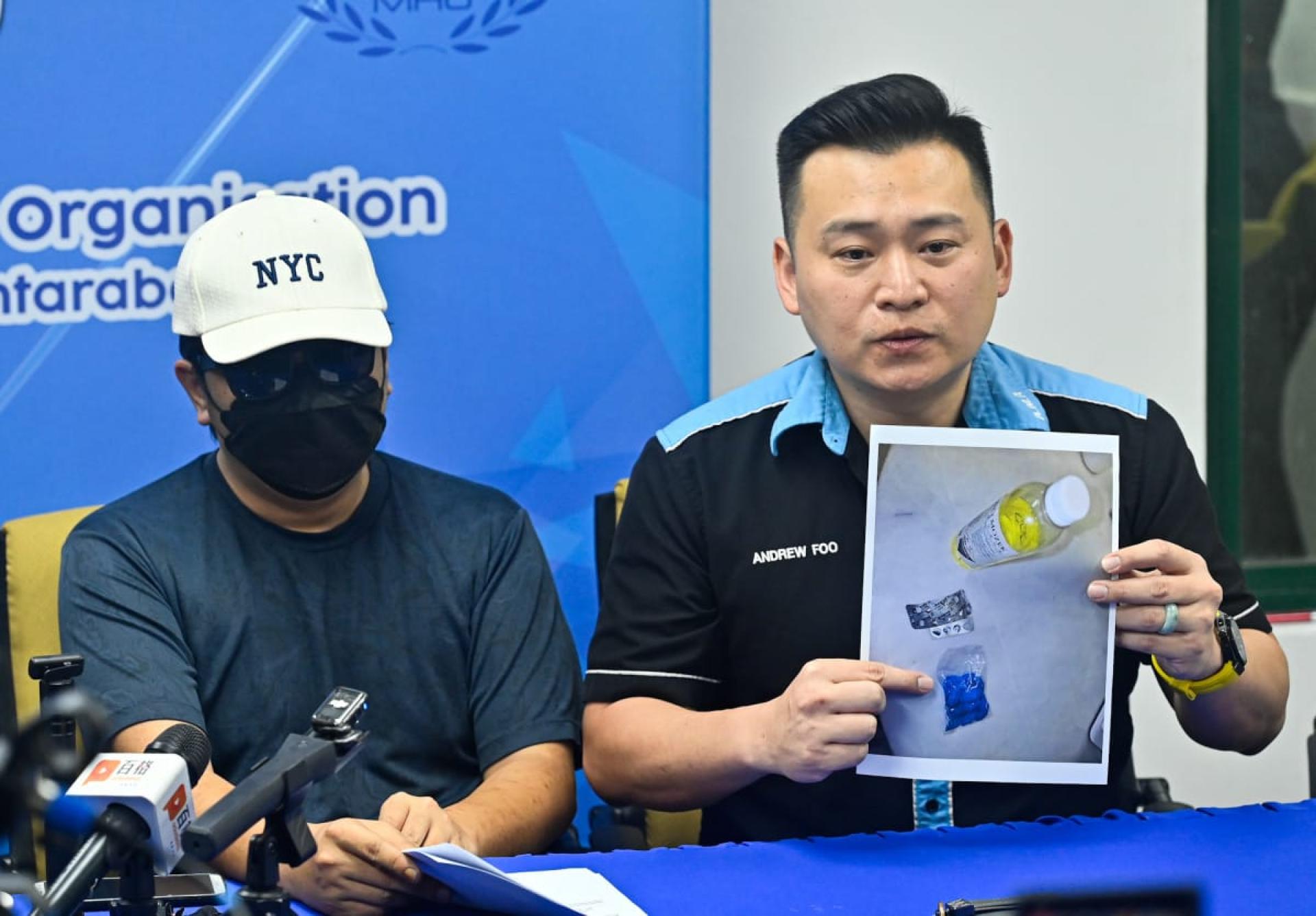 何姓事主（左）和胡杰良出示他早前尝试自杀前服用的药物等。