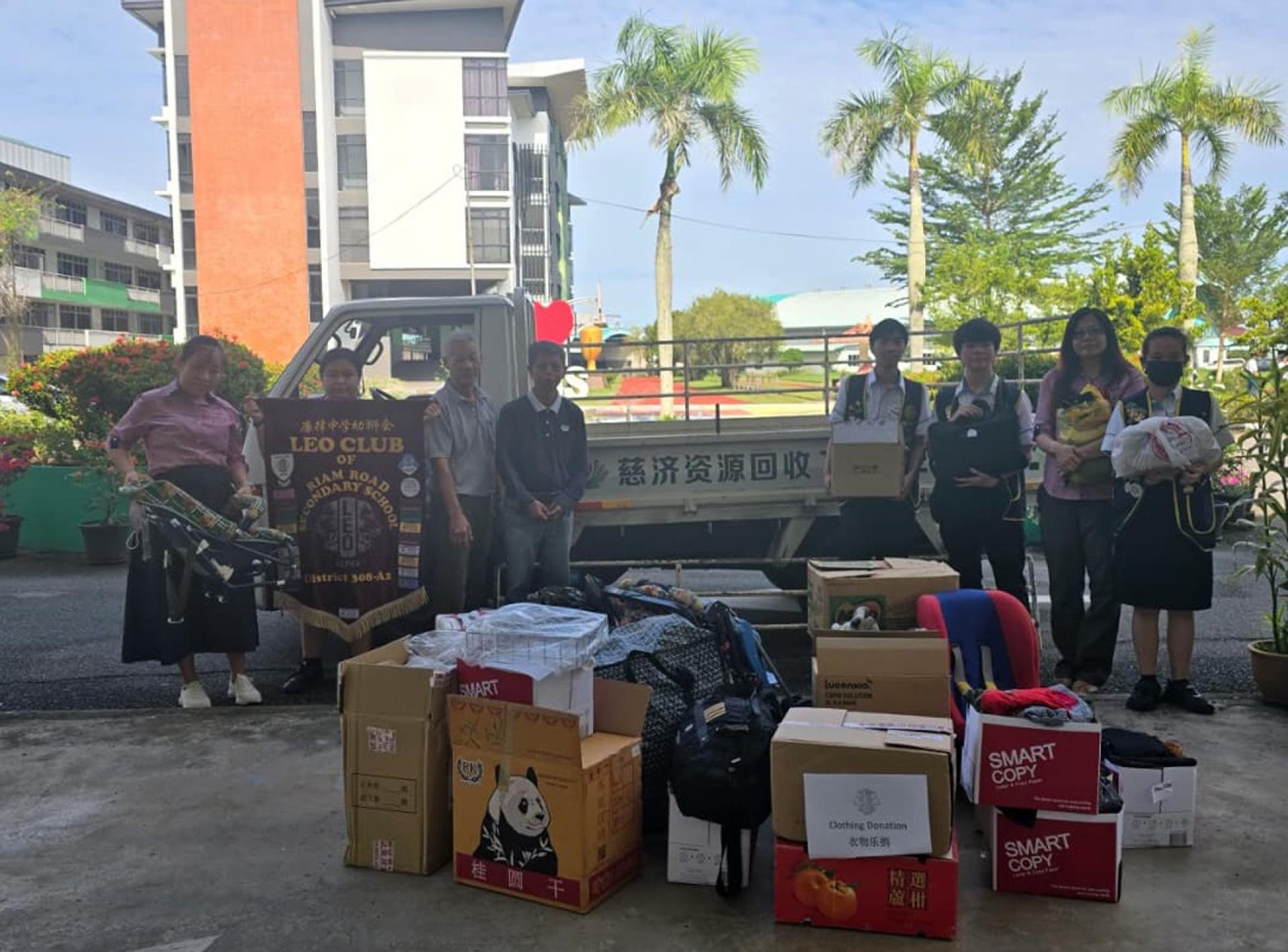 林巧隆老师（左1）与黄莉荔老师（右2）将所收到的衣物捐赠移交予美里慈济。