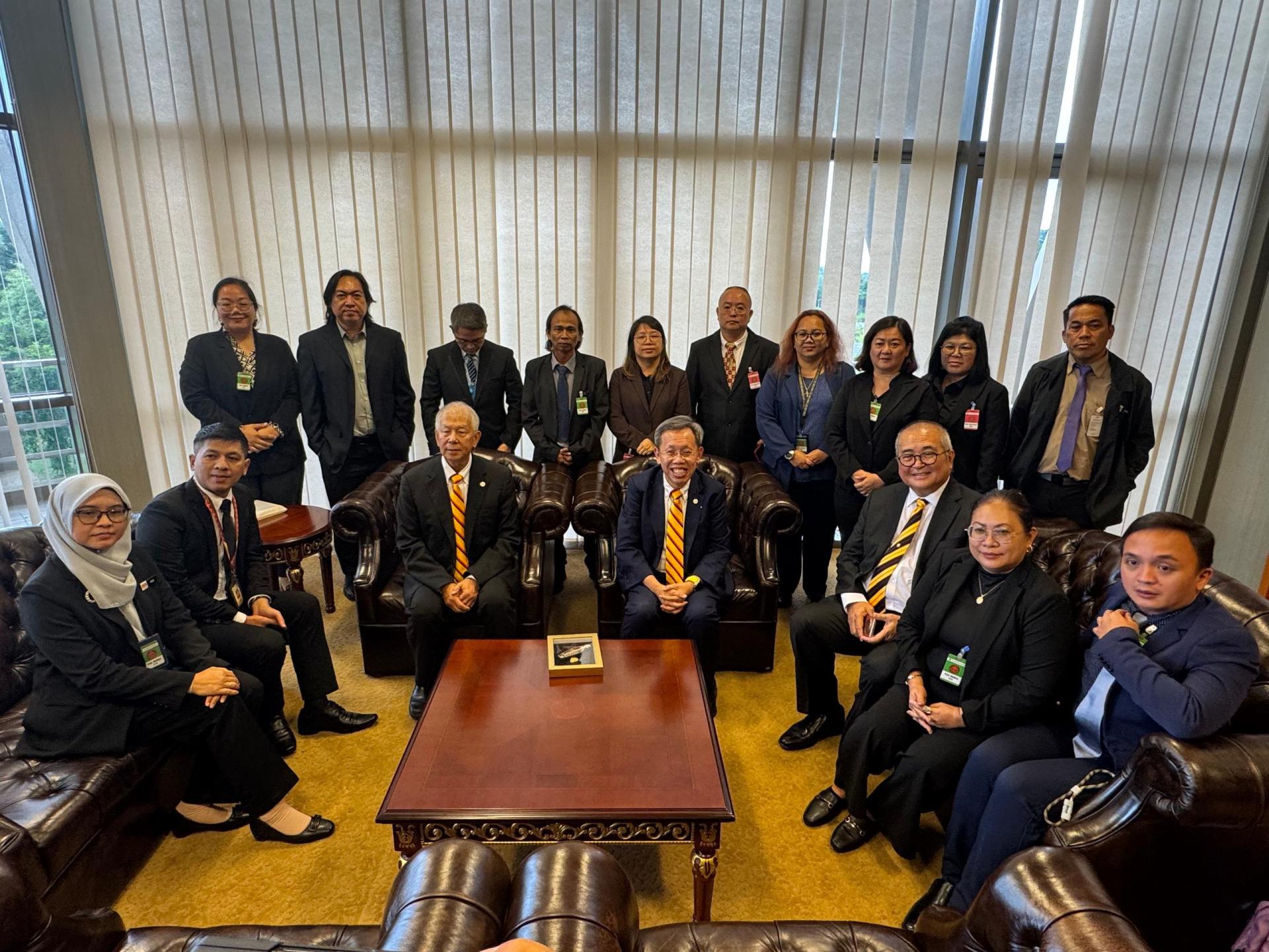 北砂新闻从业员协会在拜访砂拉越立法议会期间，与砂副总理拿督阿玛沈桂贤（中）、砂旅游部副部长拿督陈超耀（左3）以及埔奕区州议员兼美里市长俞小珊（右3）进行交流后合影。