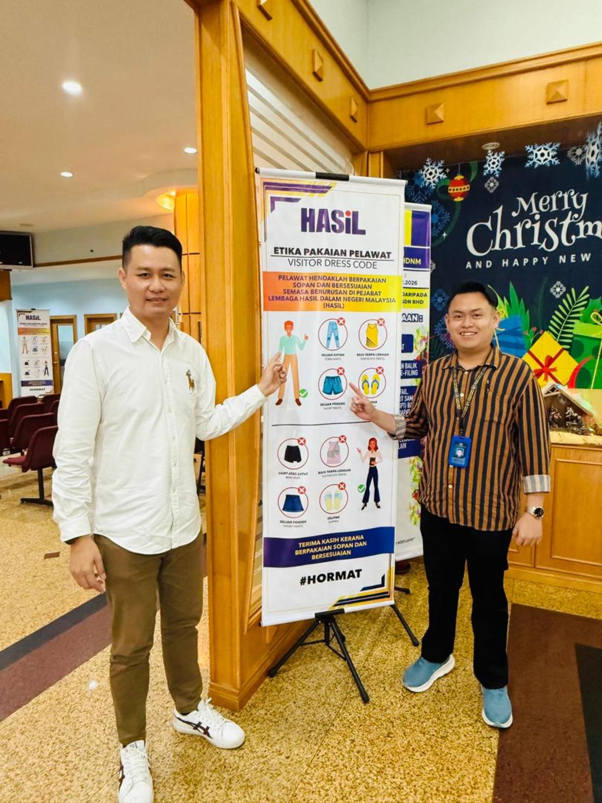 林思健（左）与美里国会服务中心团员前往美里税收局，了解民众走进政府部门办事服装标准指南。