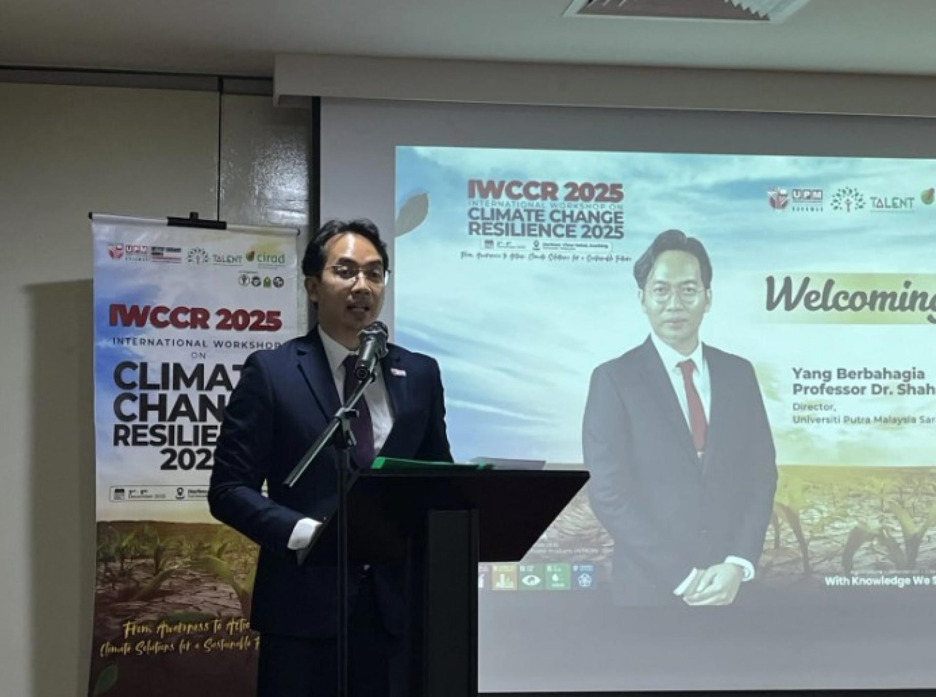 Professor Dr. Shahrul Razid Sarbini 今日在古晋出席并主持 2025 年国际气候变化韧性研讨会开幕礼时发表讲话。