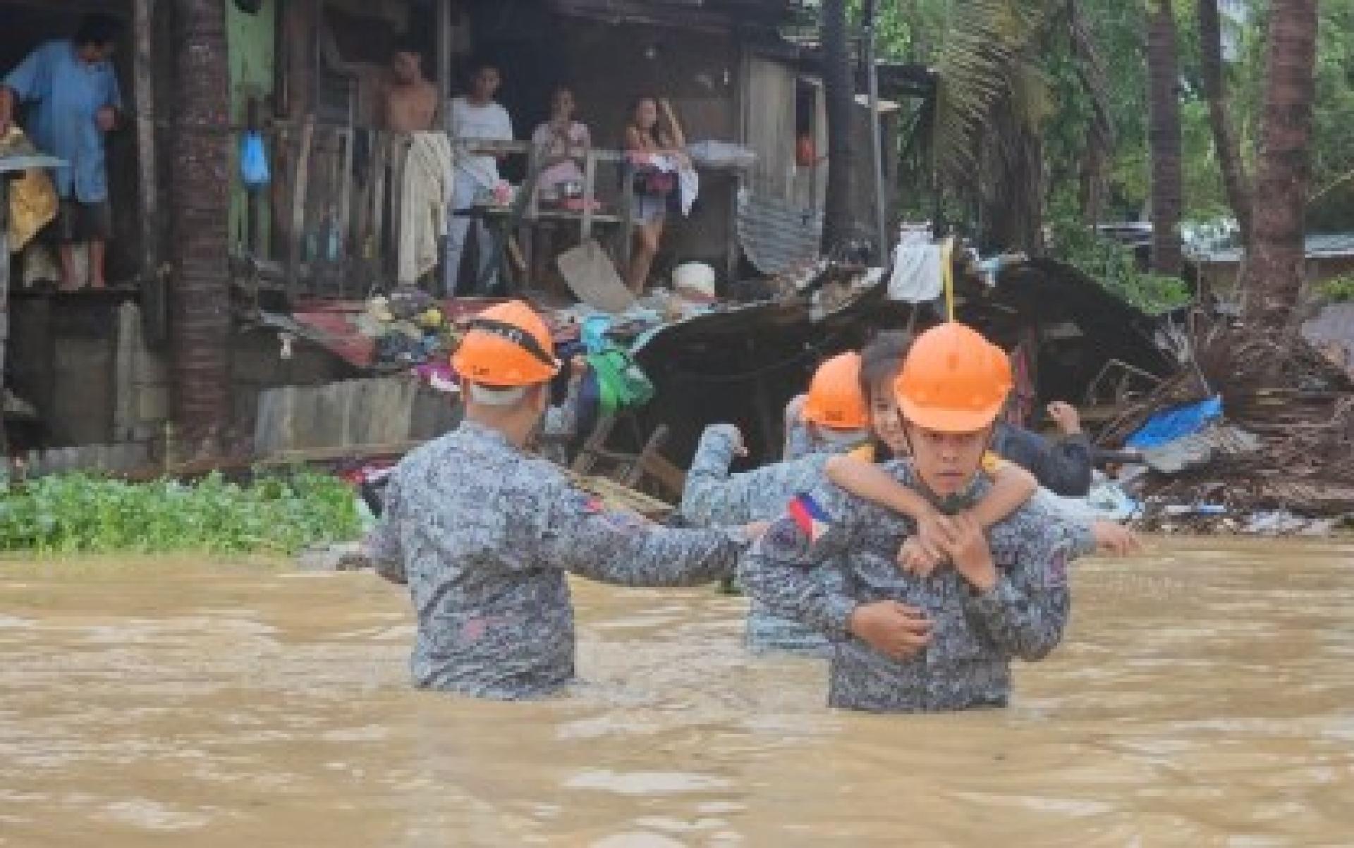 制服部队人员在台风蒂诺横扫维萨亚斯群岛期间展开救援行动。
