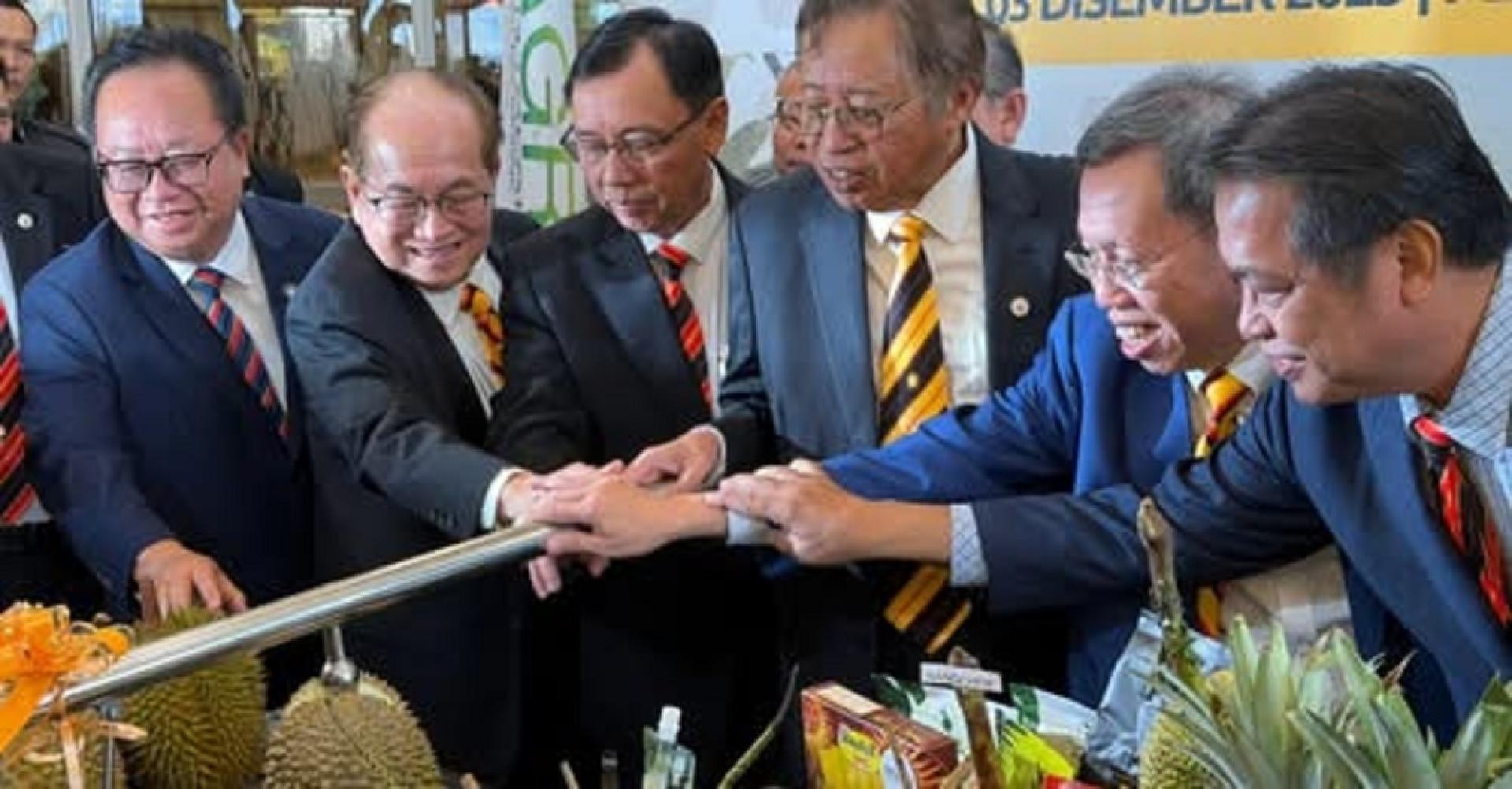 总理阿邦佐哈里（右3）与在场众嘉宾共同推介多吃本地水果运动。