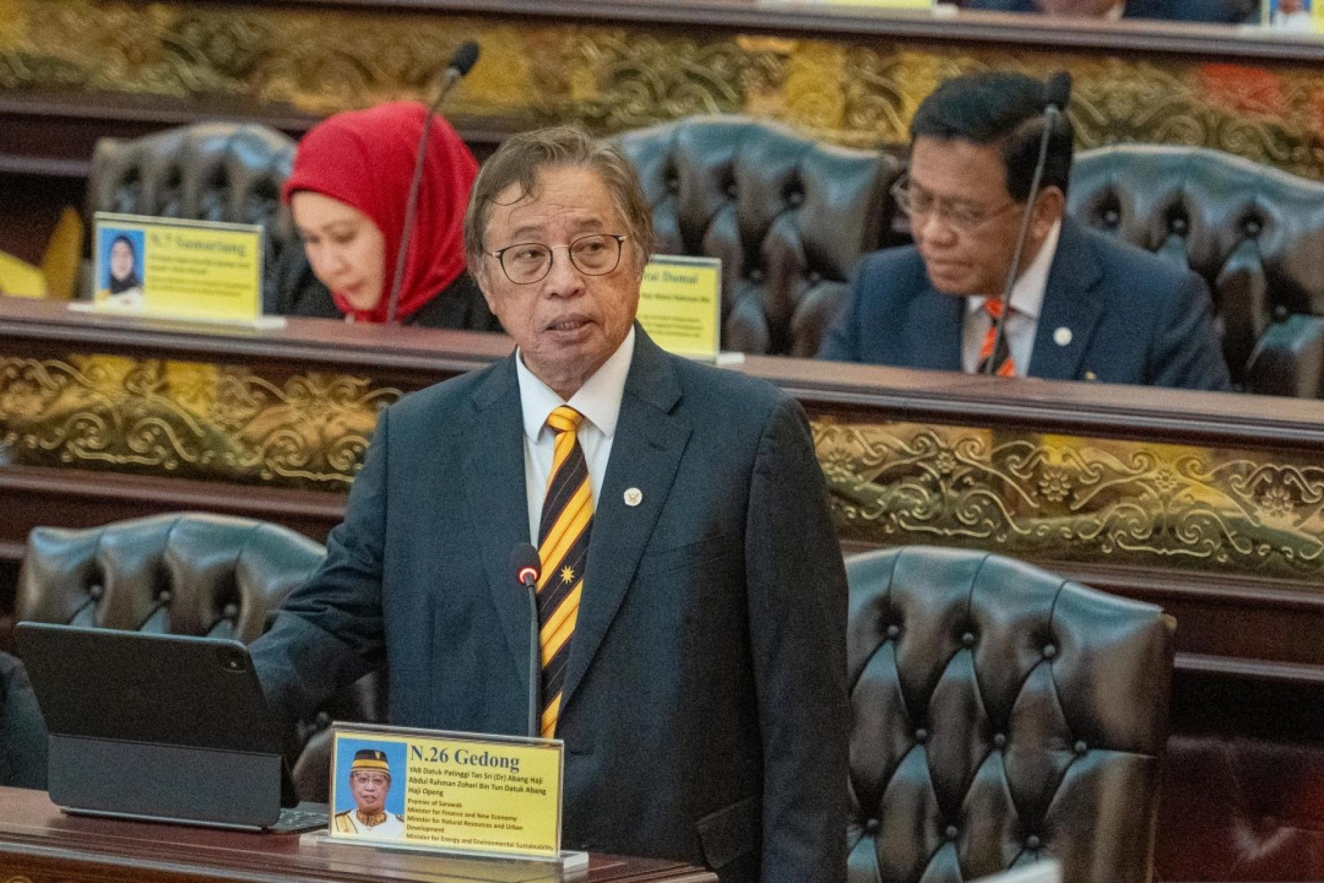 阿邦佐哈里总结时发言。