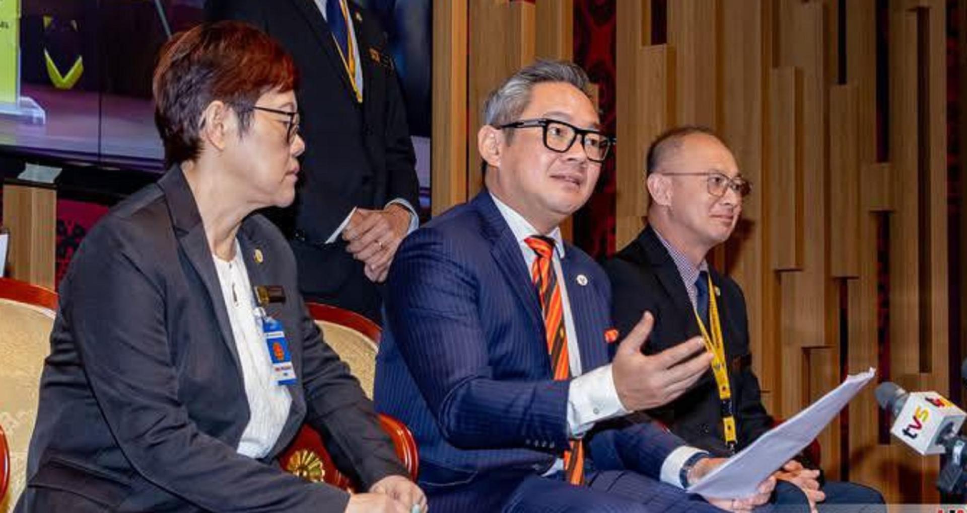 拿督程明智（中）在发布会上发言。