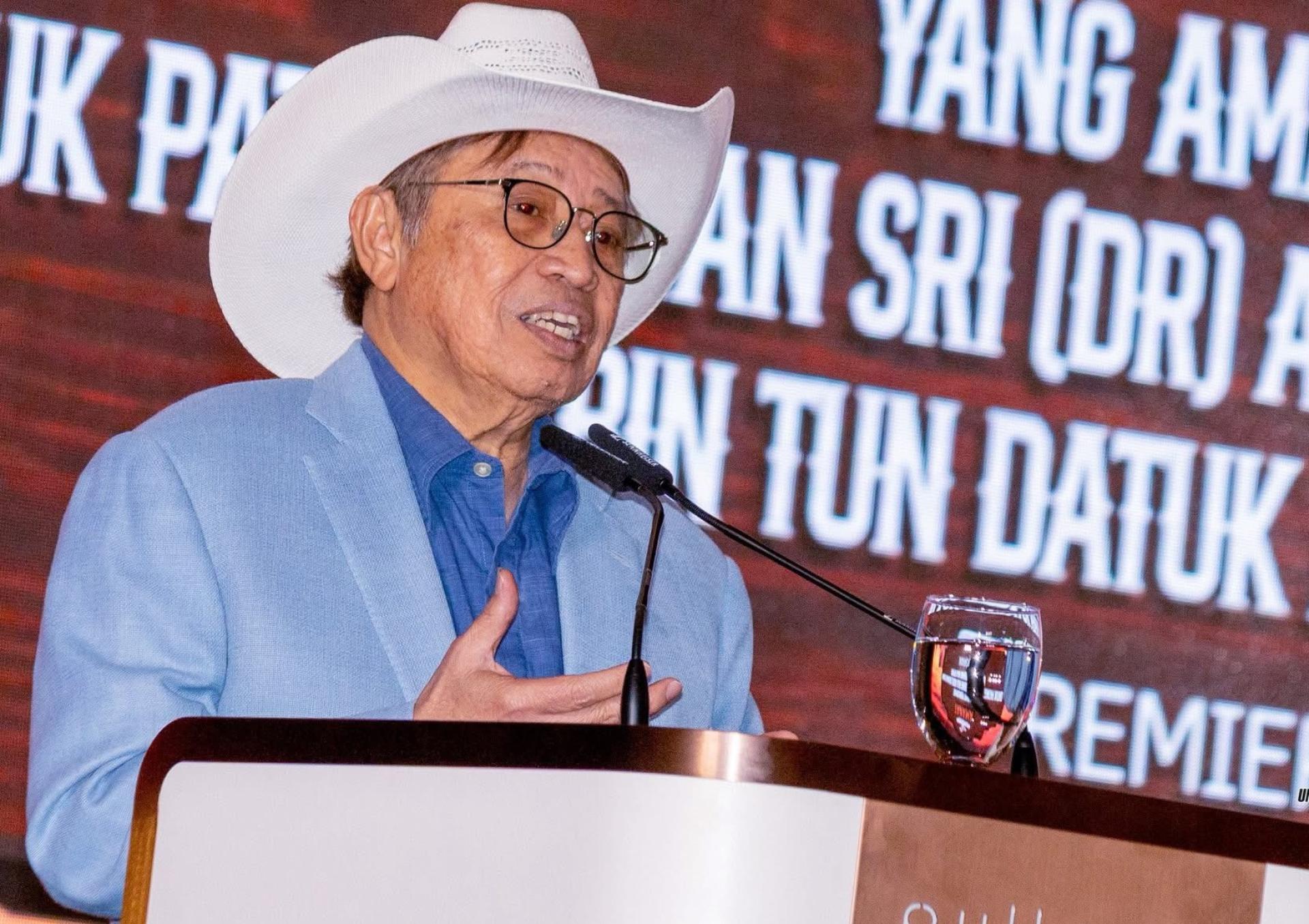 砂总理阿邦佐哈里在砂盟后座议员之夜上致词。