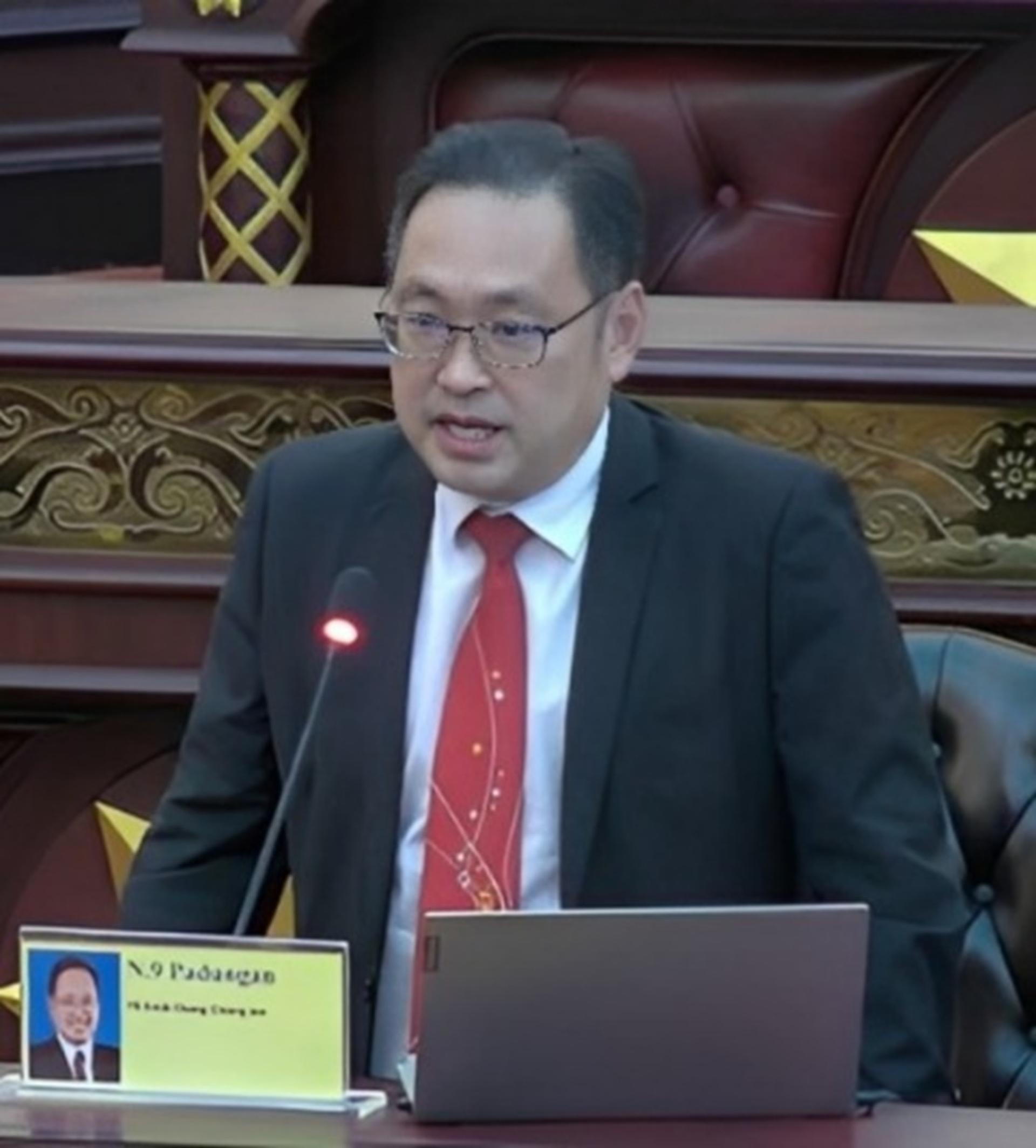 张健仁在州议会追问提高罗里上路总载重（BDM）课题。