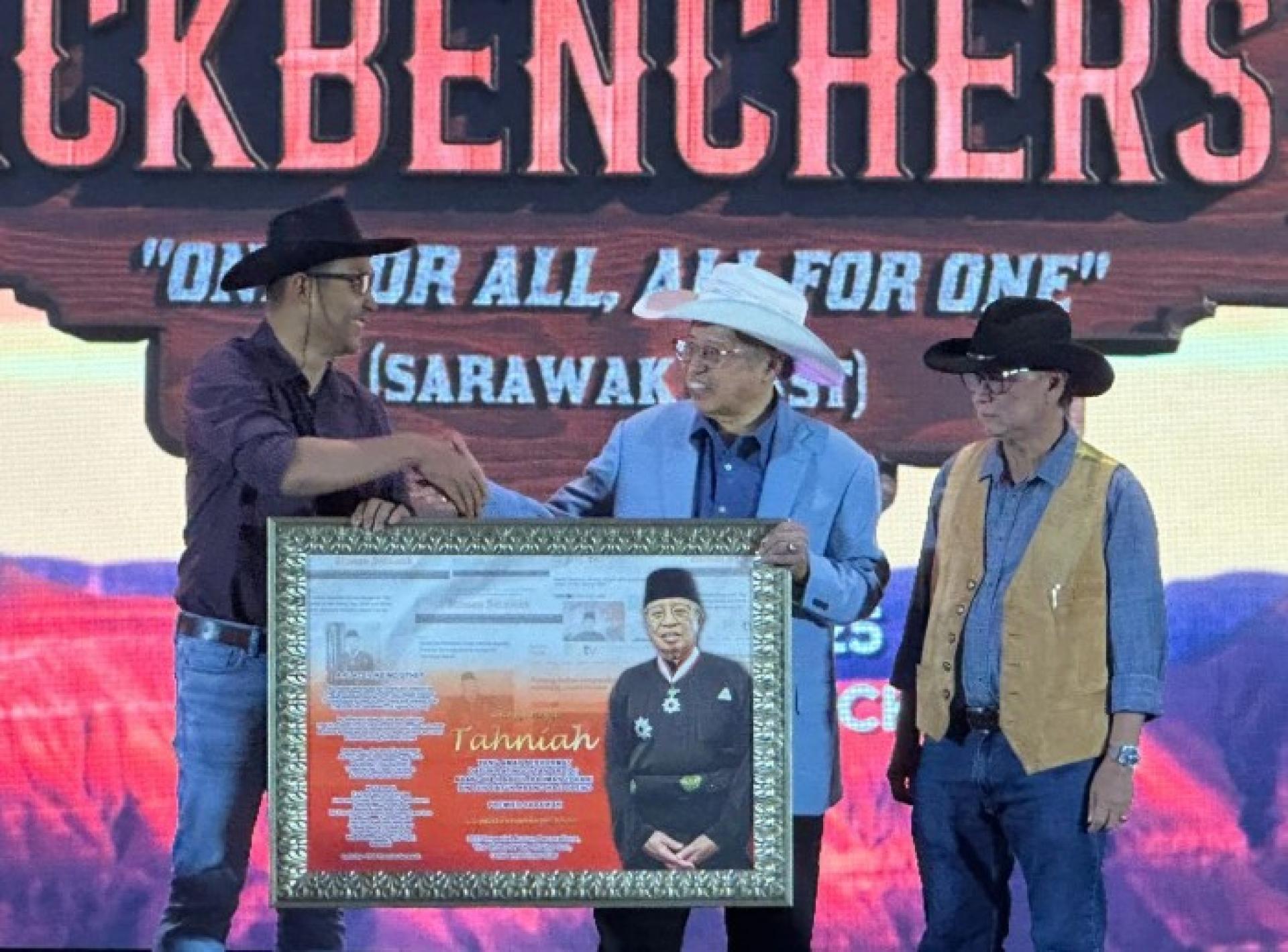 法兹鲁丁向砂拉越总理拿督巴丁宜丹斯里阿邦佐哈里赠送纪念品。