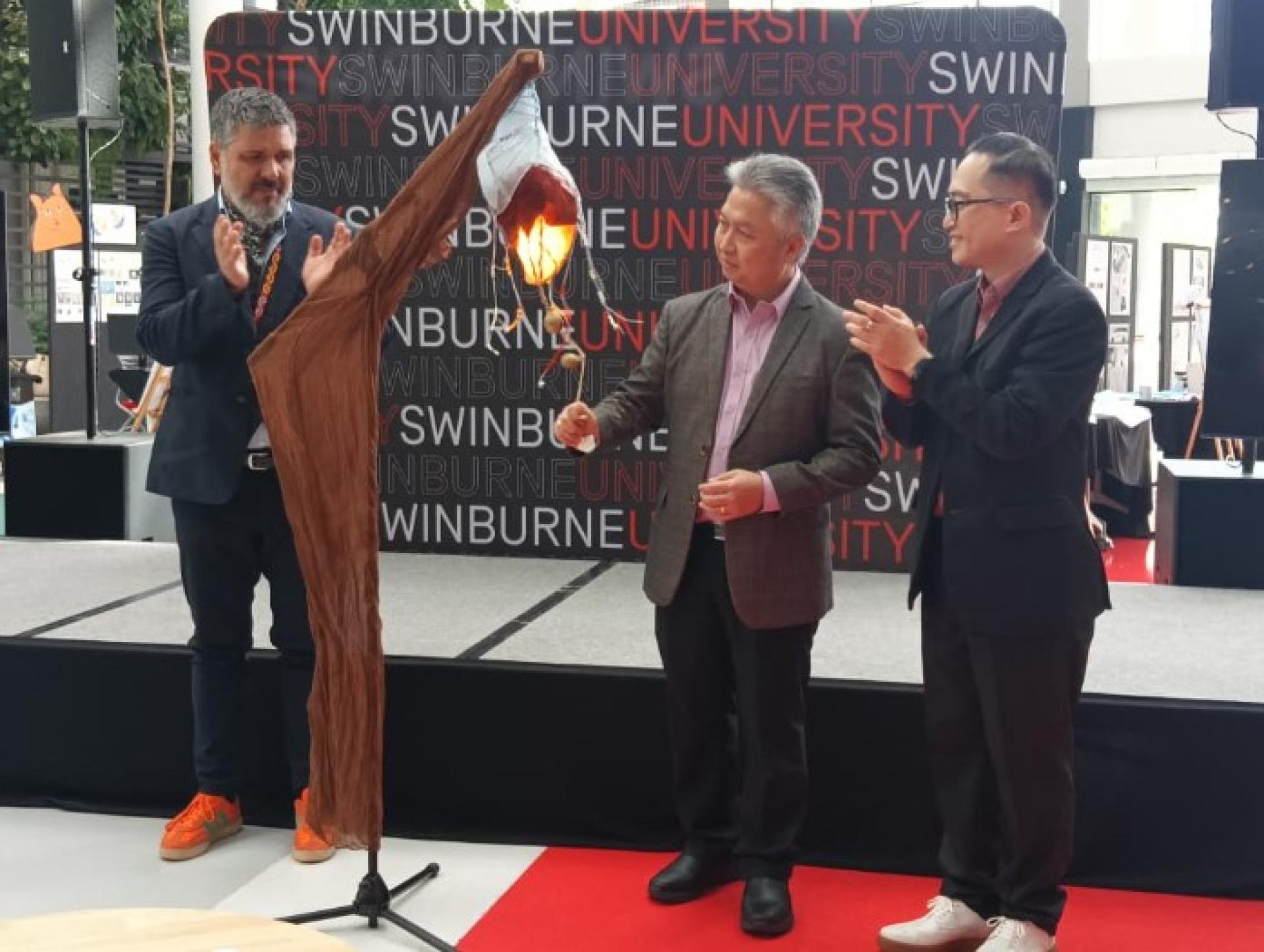 史诺登今日在古晋主持砂拉越斯威本科技大学2025年工业日开幕仪式。