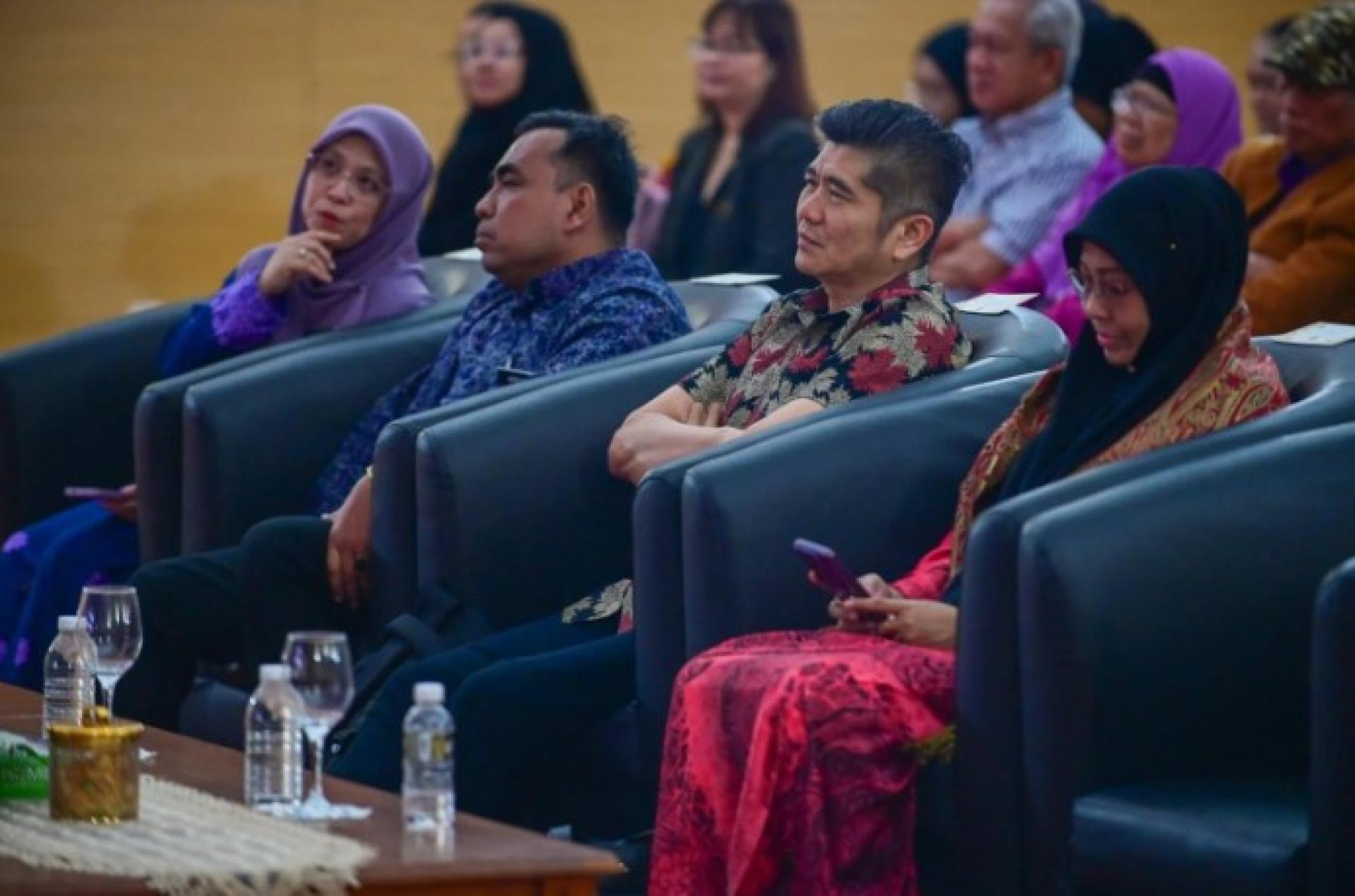 马来西亚DBP总干事贾法哈姆丹（Ja'afar Hamdan）代表出席学术论坛的文学书籍部门主任（右2）；砂拉越分局DBP主任阿兹祖尔博士（Dr Azizul Ismail，左2）及其他嘉宾一同出席2025年婆罗洲戏剧聚会学术论坛。