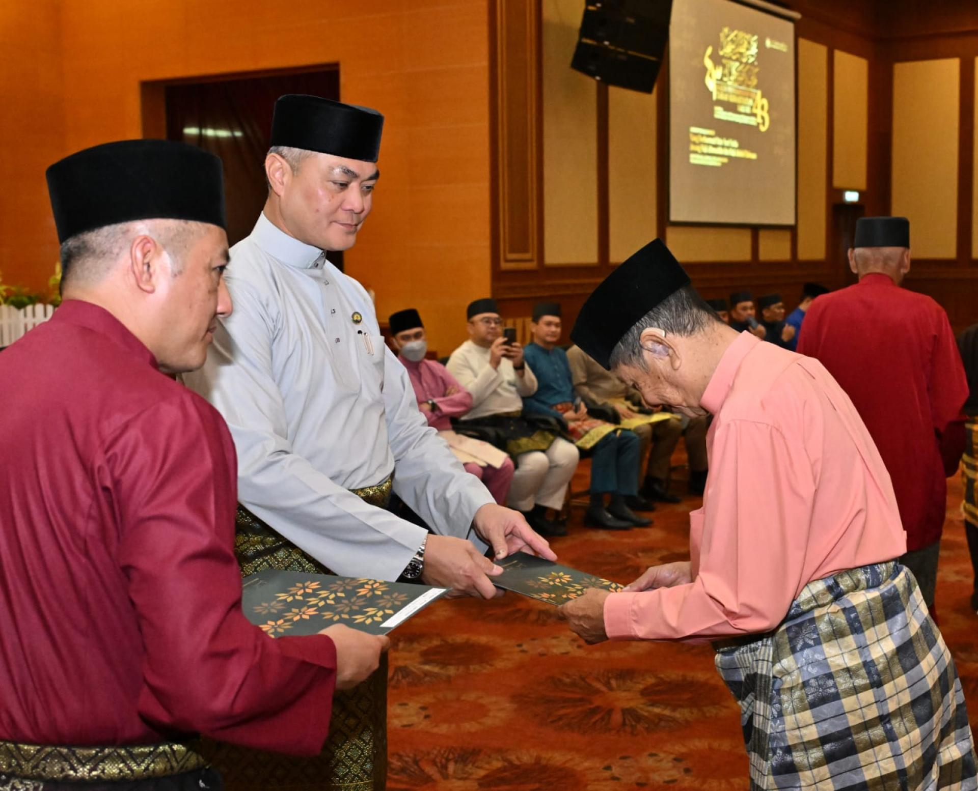 内政部长拿督阿马丁颁发公民证书予沈炜翔