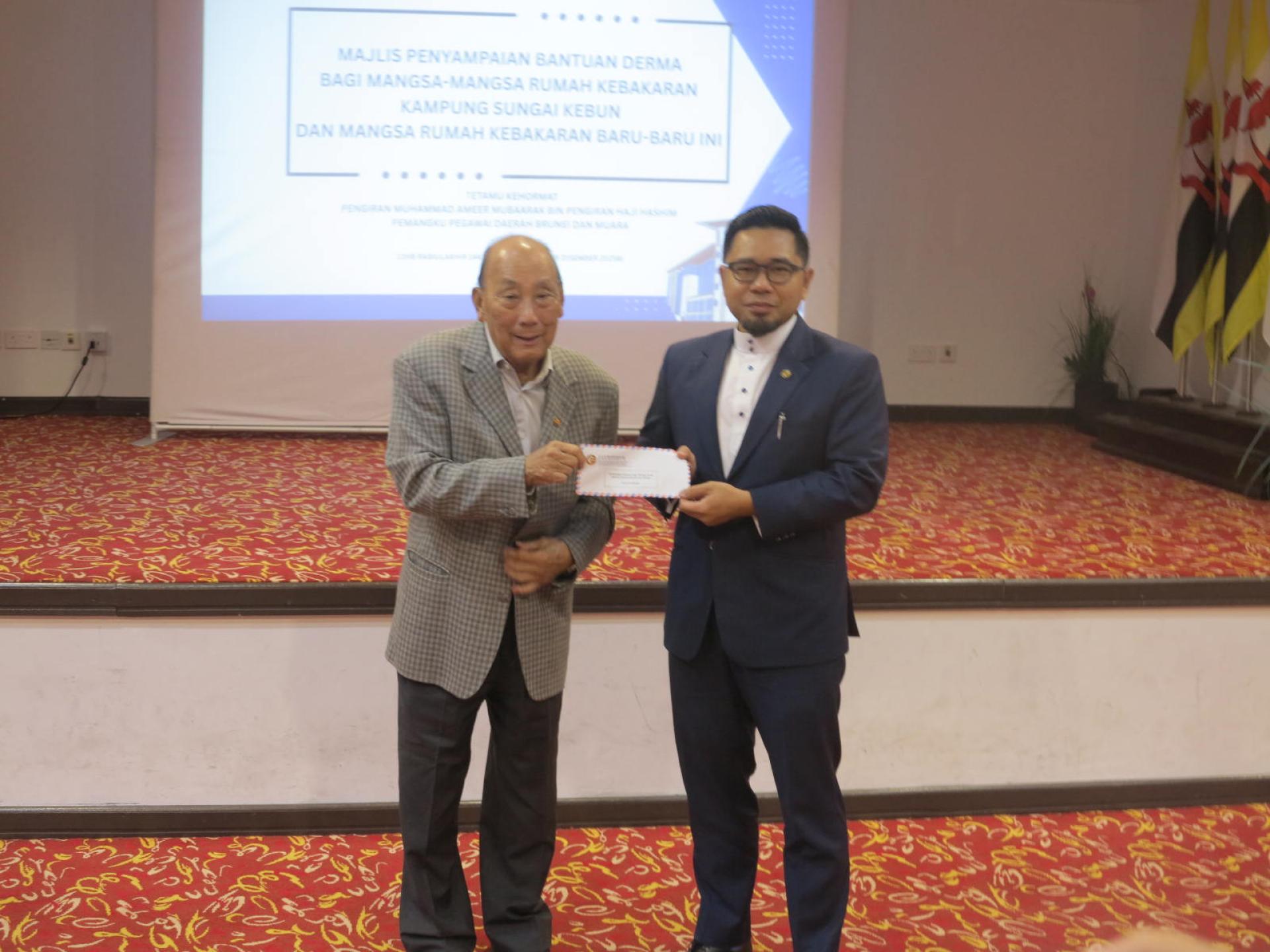 丕显甲必丹拿督吴景进移交捐款予汶莱摩拉代县代县长彭基兰莫哈末阿米尔穆巴拉克