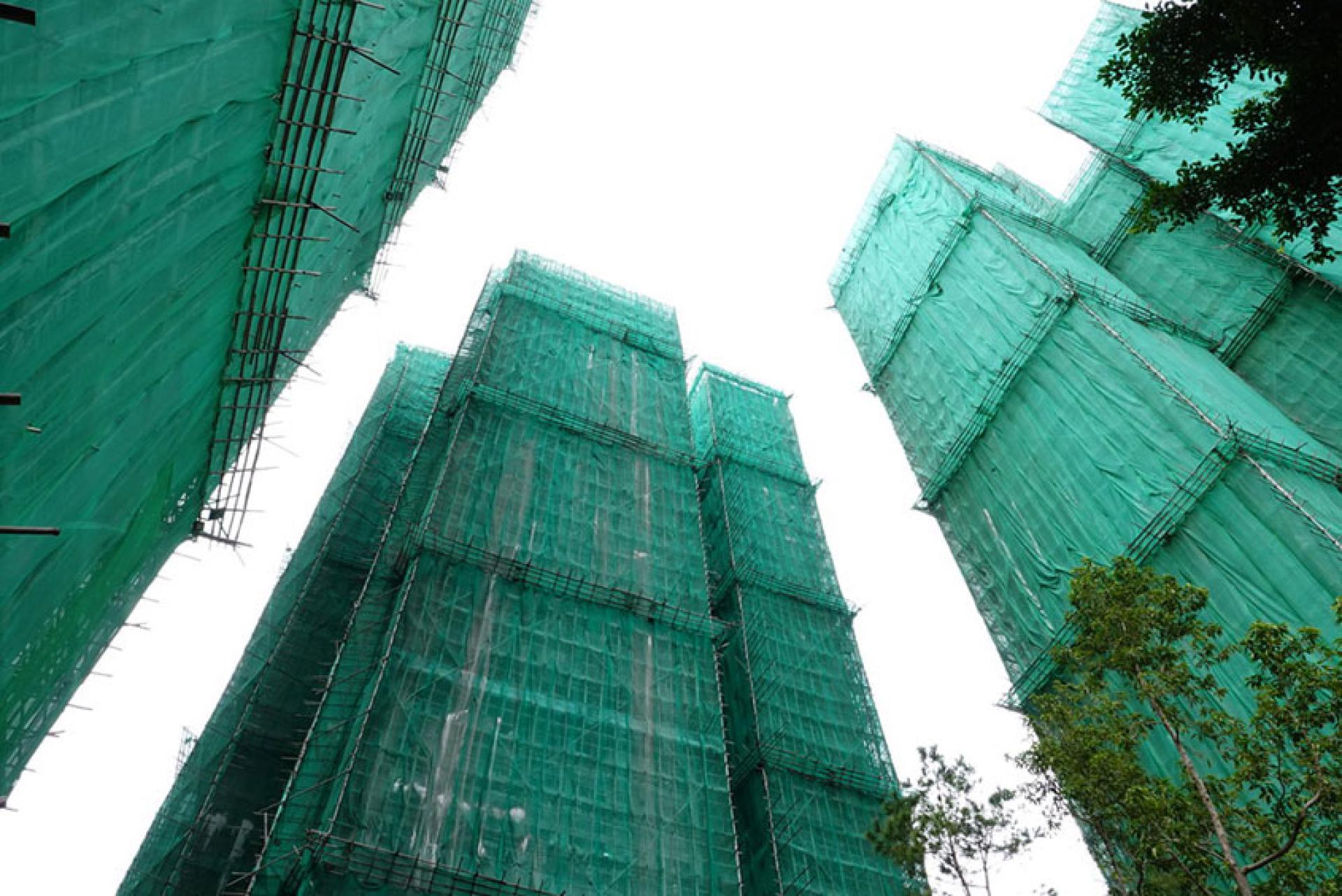 香港发展局长宁汉豪说，估计目前正在维修且有棚网的民住大楼有200多幢，公营大楼约有10几幢。