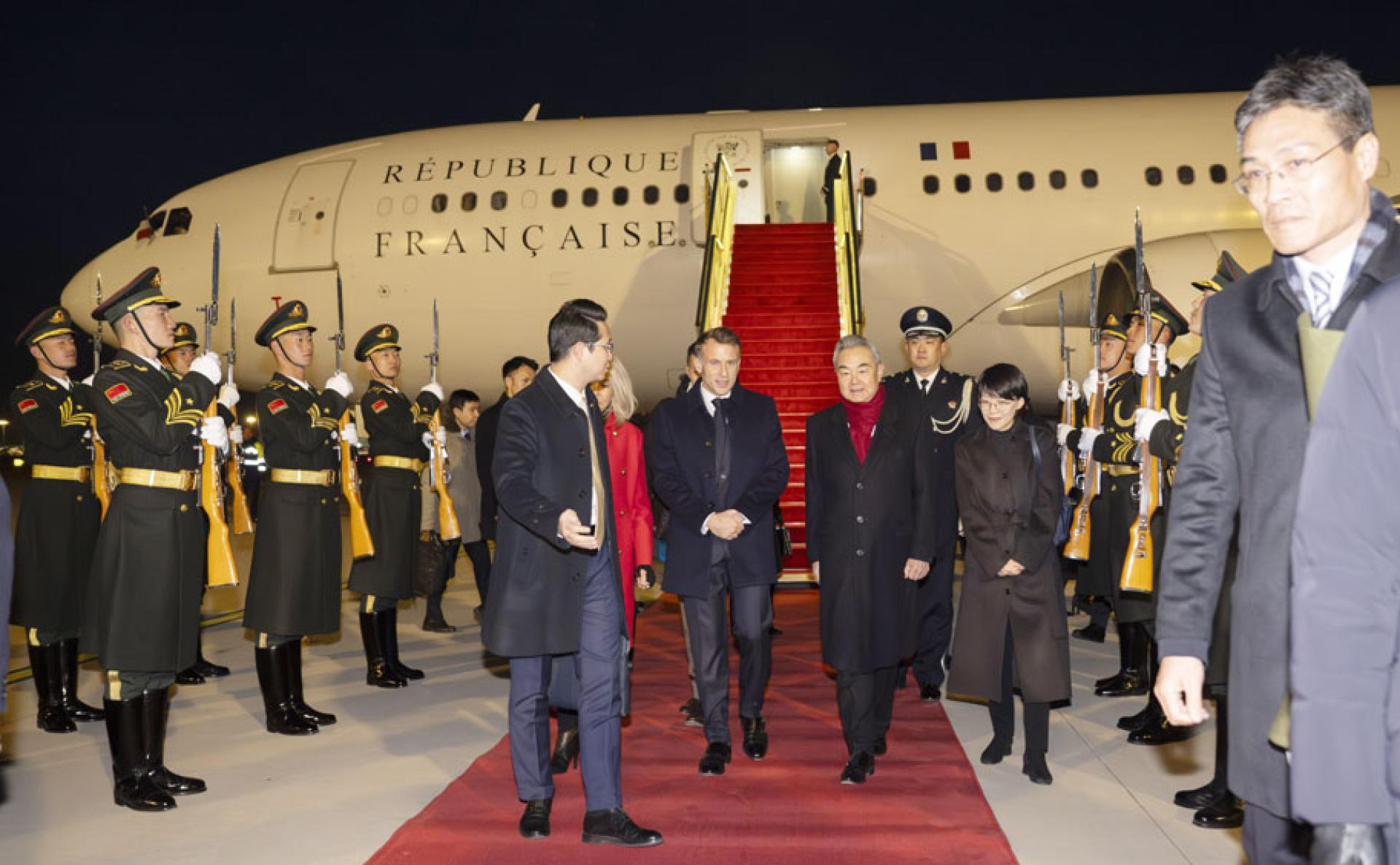 法国总统马克宏（左二）3日抵达北京，开始对中国进行为期3天的国事访问。中国外交部长王毅（右二）到机场迎接。