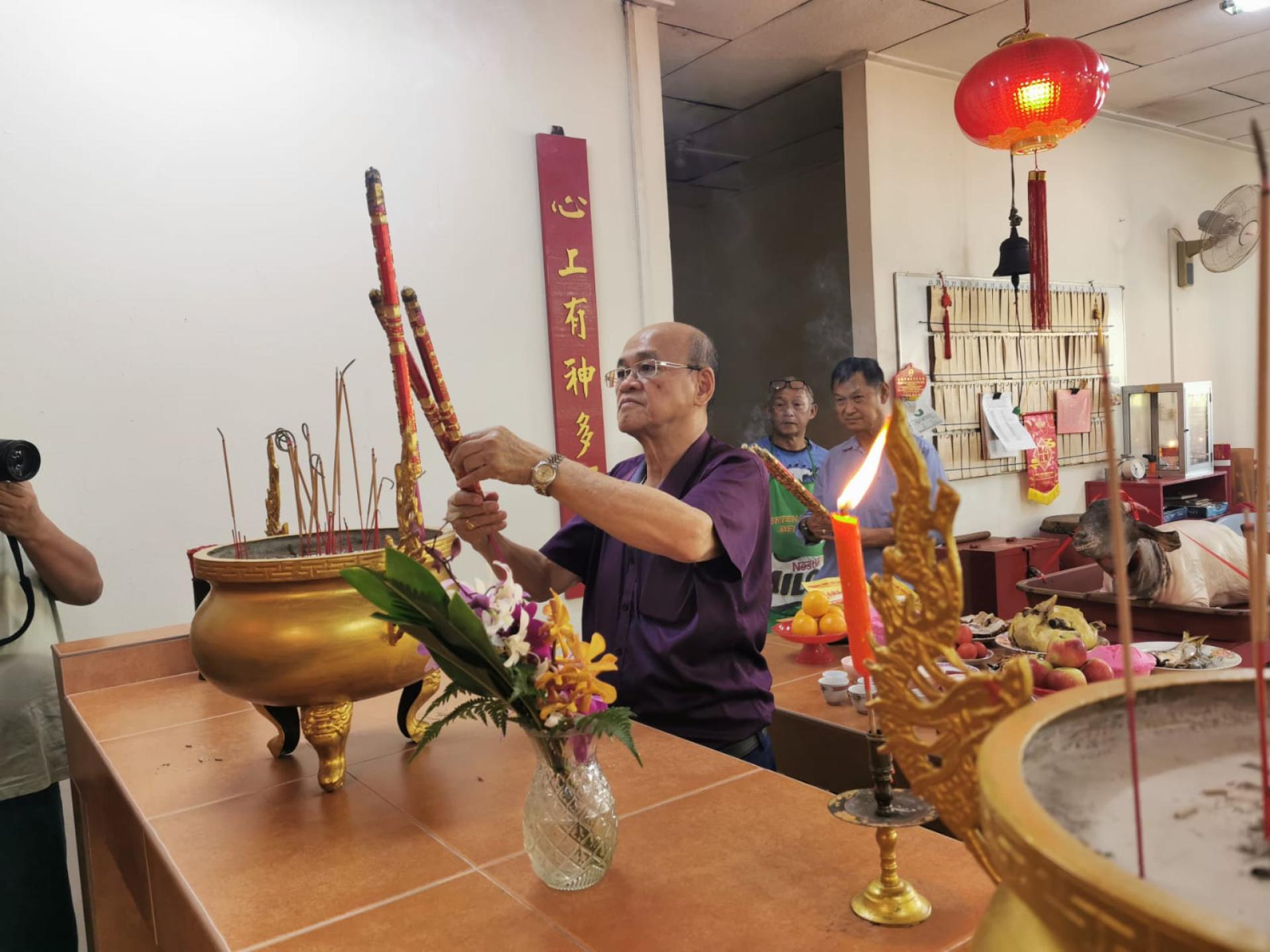 马来奕海南公会主席孔繁慈上香拜祭