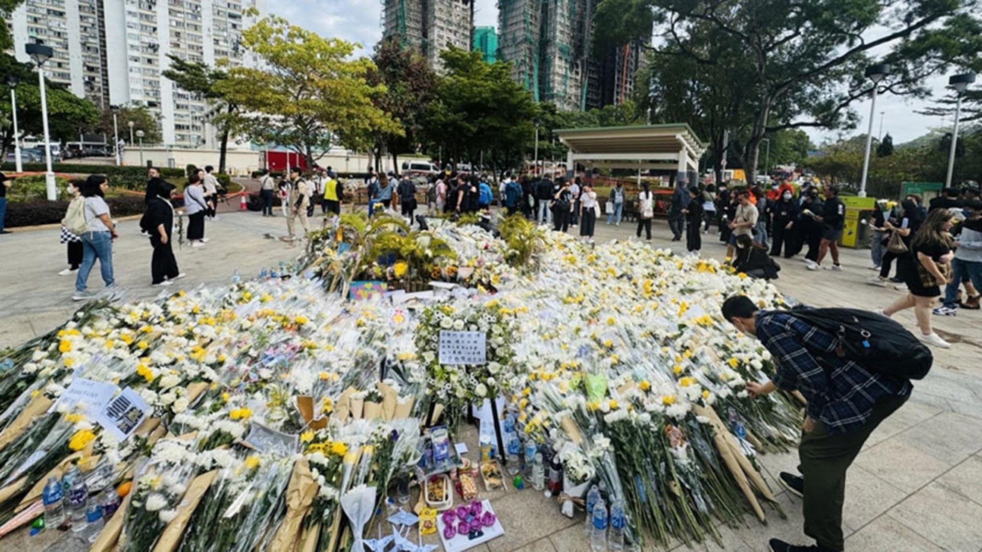 香港市民2日纷纷到大埔宏福苑前的广场献花悼念火灾死难者。