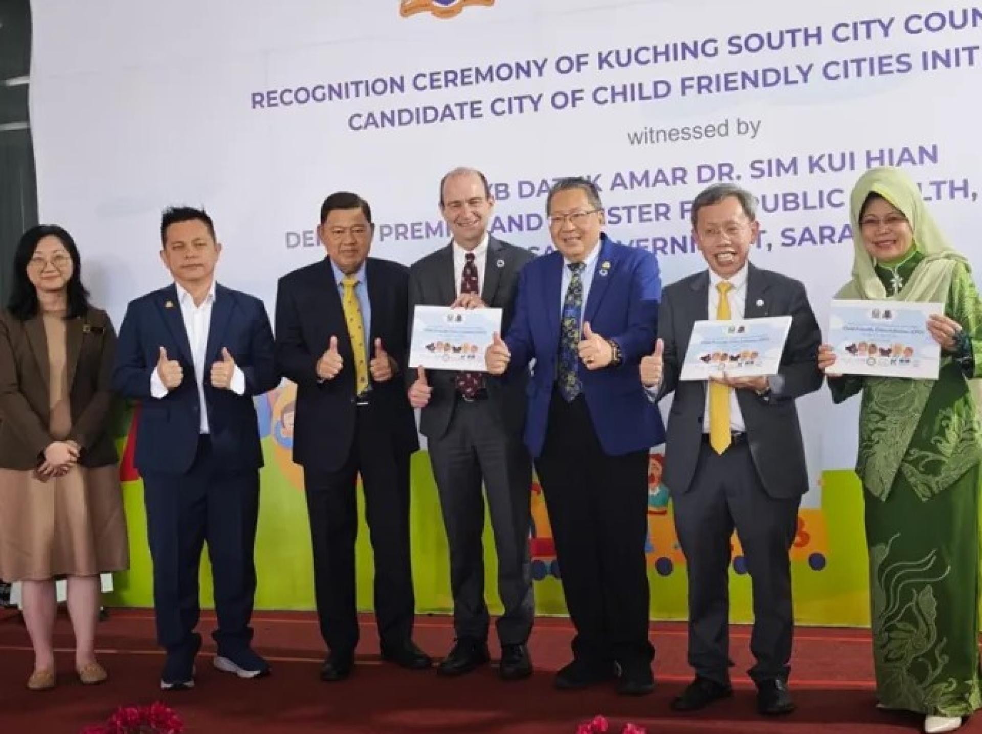 加斯（左4）与（右起）陈赛明、沈桂贤及黄鸿圣等嘉宾，在2025年12月4日于MBKS大堂举行的UNICEF马来西亚颁授“儿童友好城市倡议候选城市”认证仪式上展示行动计划。