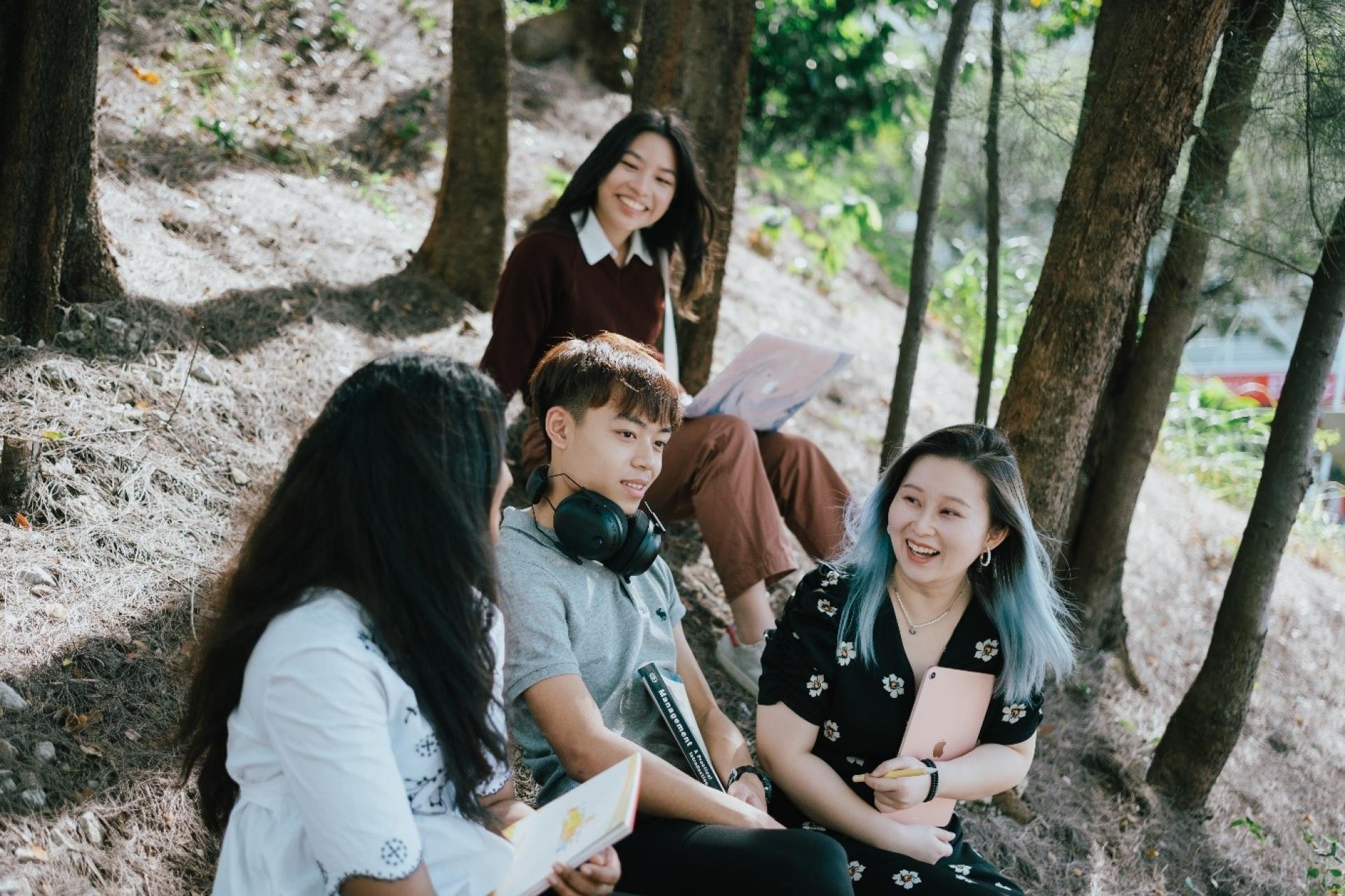 学生通过学习与创新，共同打造未来。